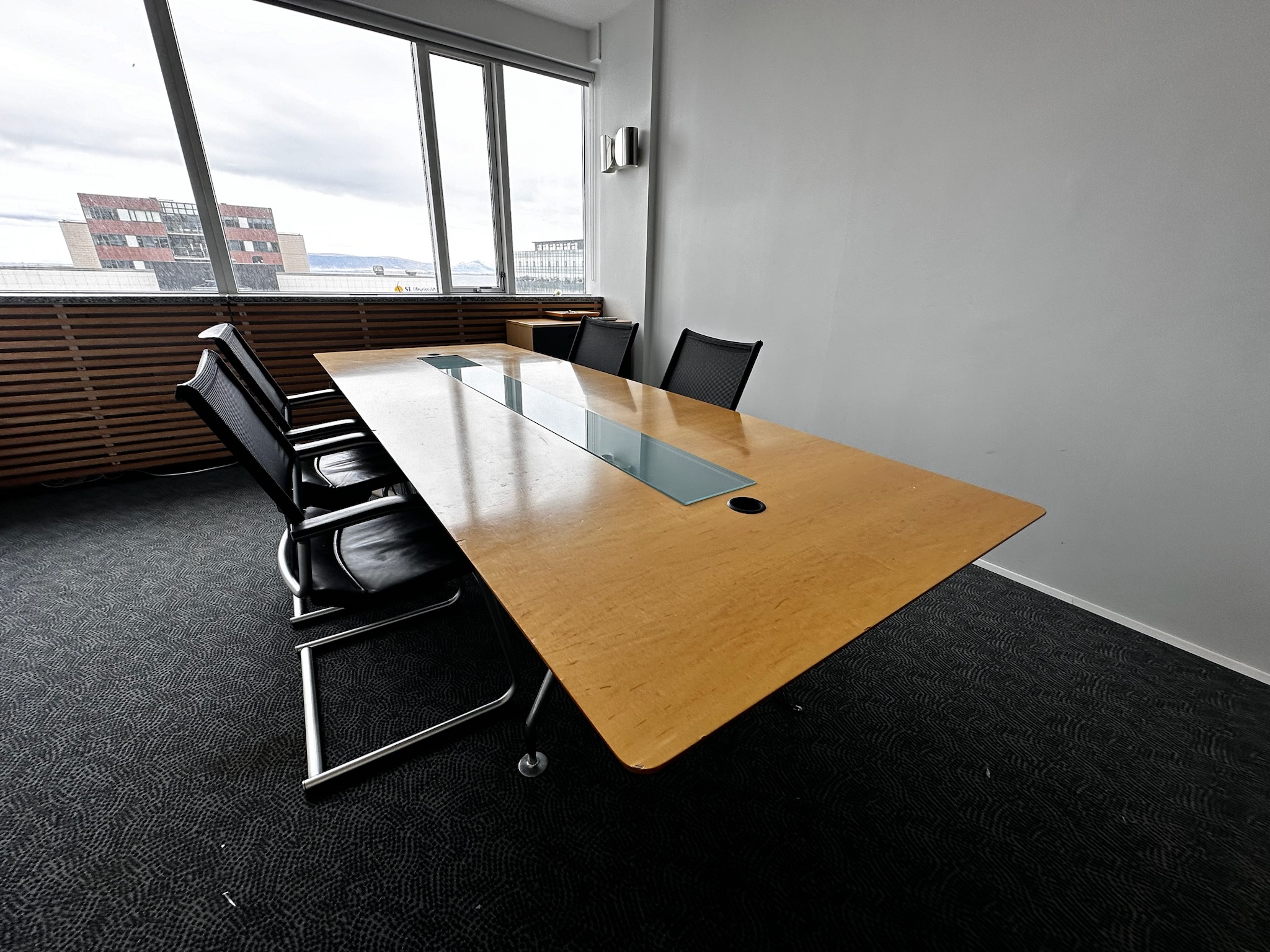 SELT / SOLD Vitra fundarborð frá Pennanum, 8-10 manna, L280 x B100 x H74 sm. 2