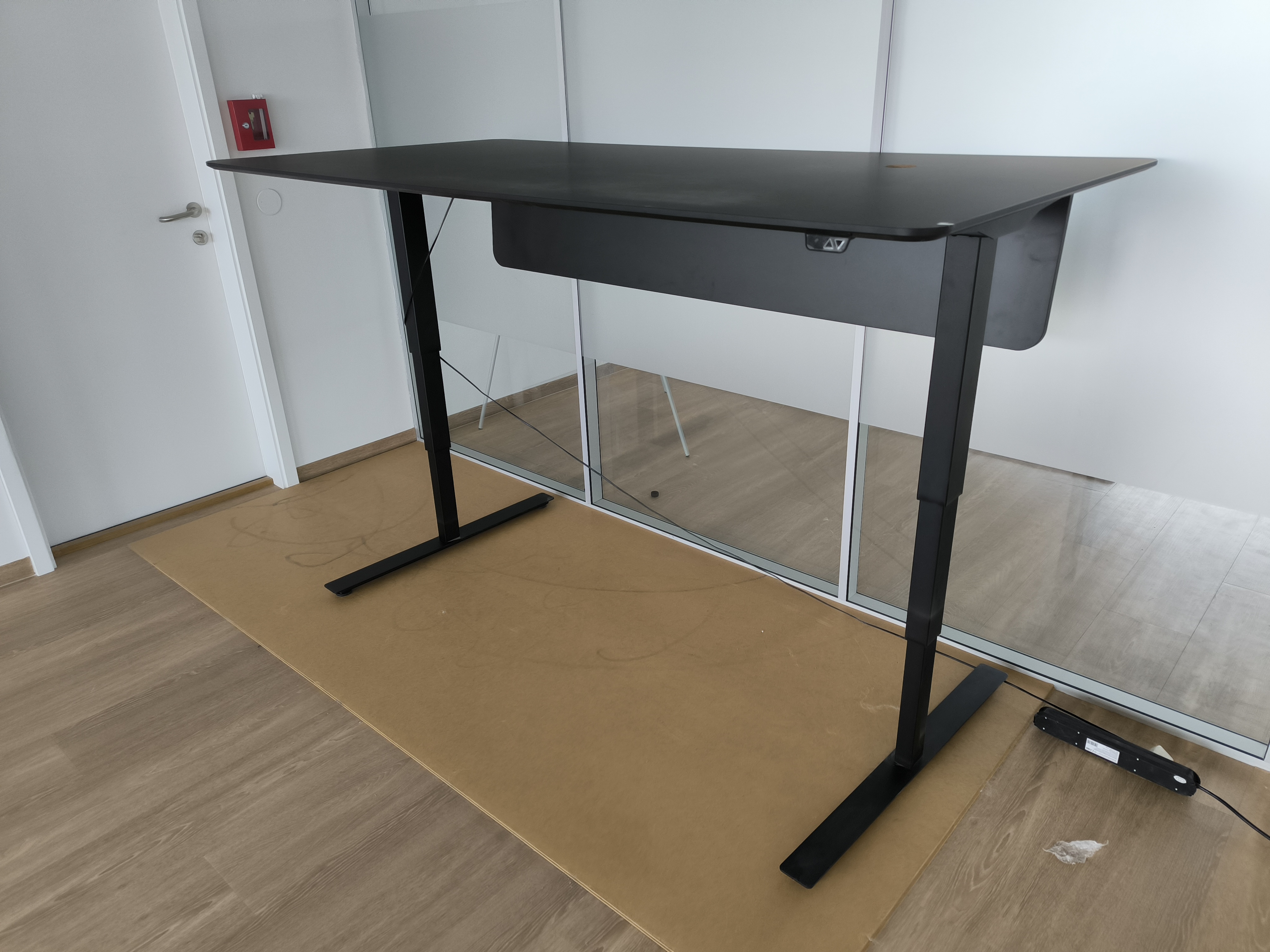 SELT / SOLD Flott rafmagnsborð B200 x D80 sm. 3