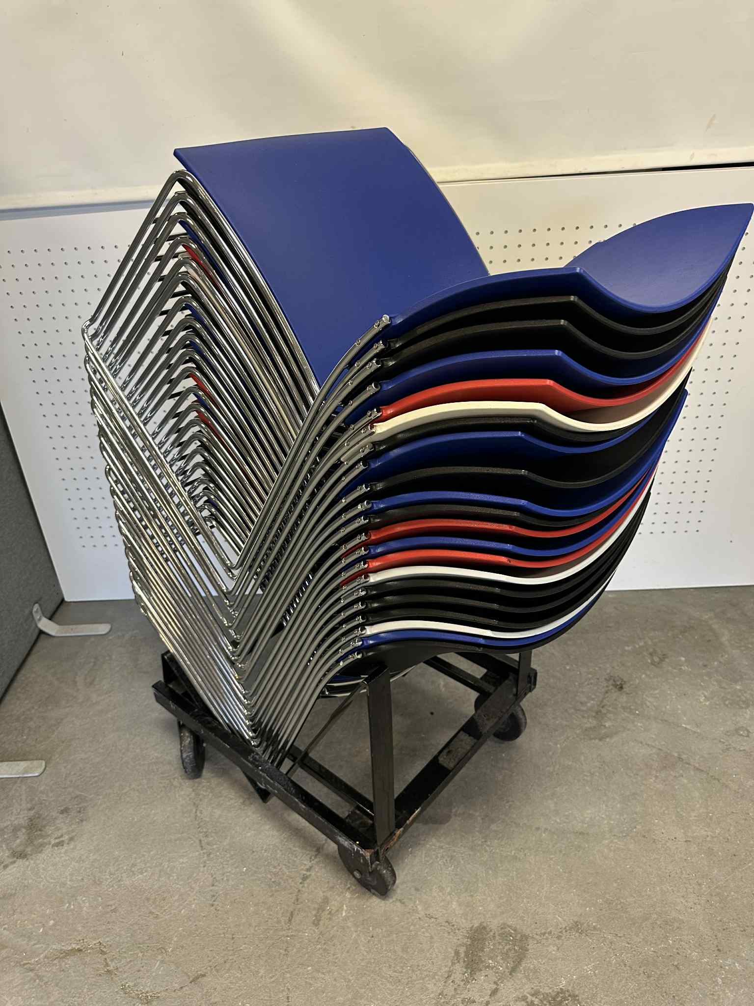 SELT / SOLD Staflanlegir eldhússtólar / fundarstólar 7
