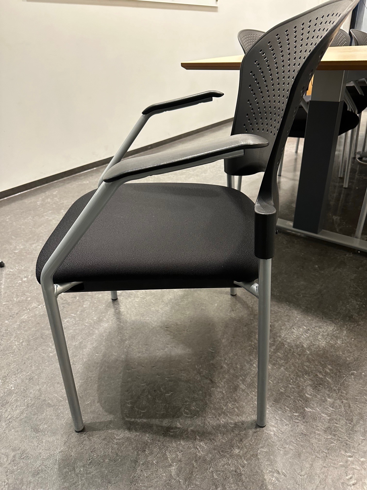 SELT / SOLD Vandaðir fundarstólar, staflanlegir 2