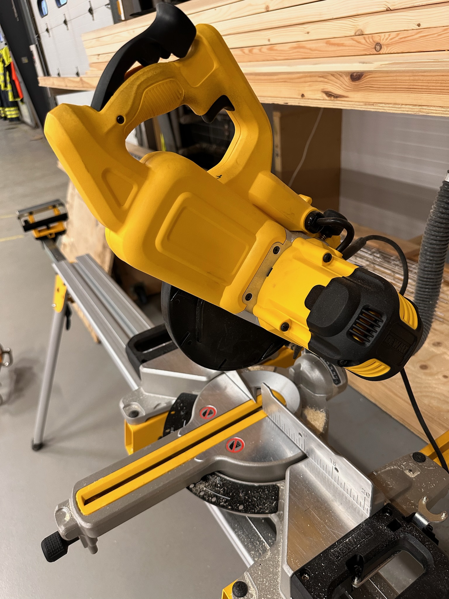 SELT / SOLD - Bútsög - kúttari og undirborð DeWalt DWS774 3