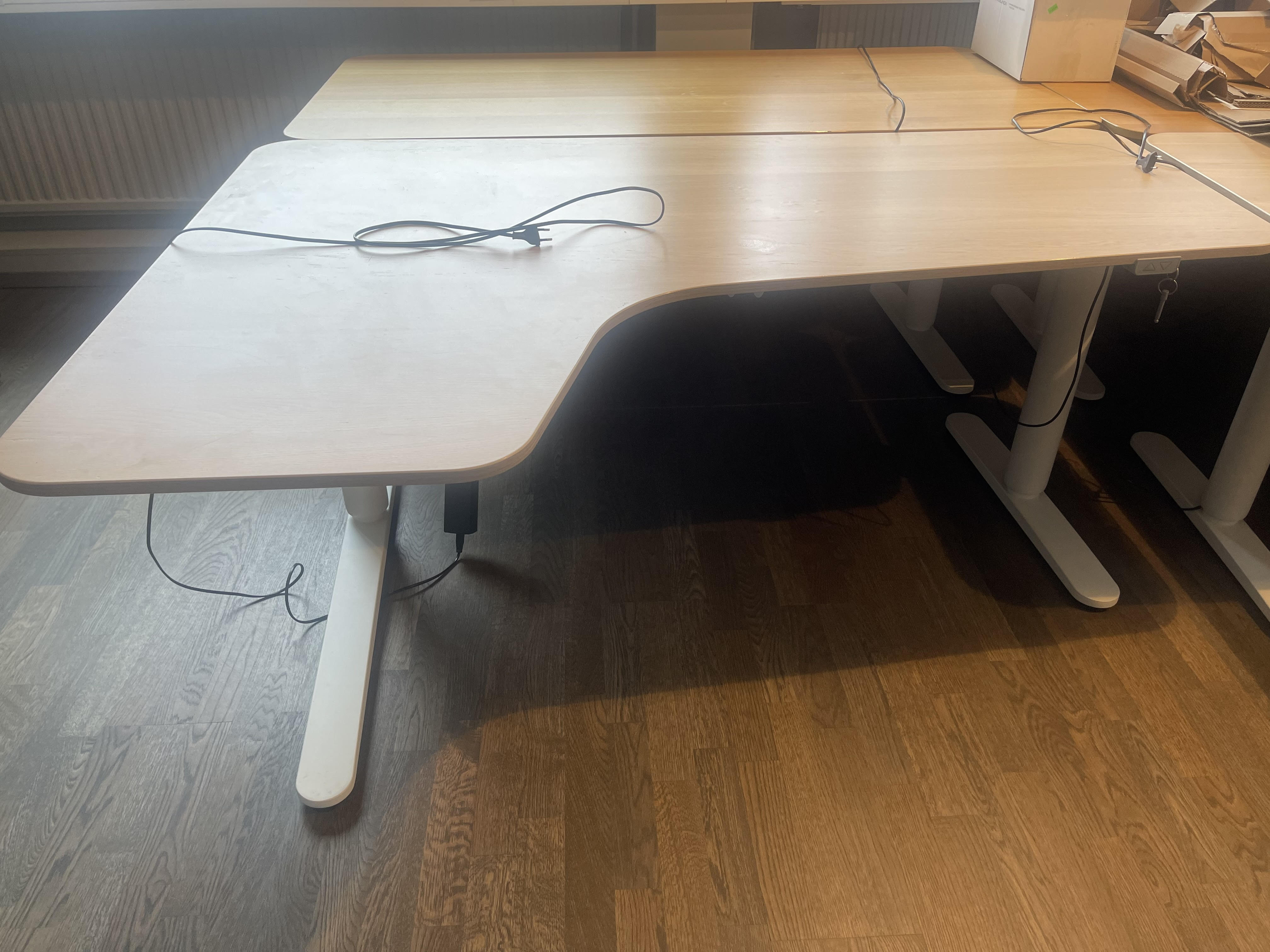 SELT / SOLD - IKEA rafmagnsborð, hvíttaður eikarspónn, B160 x D110/60 sm. 2