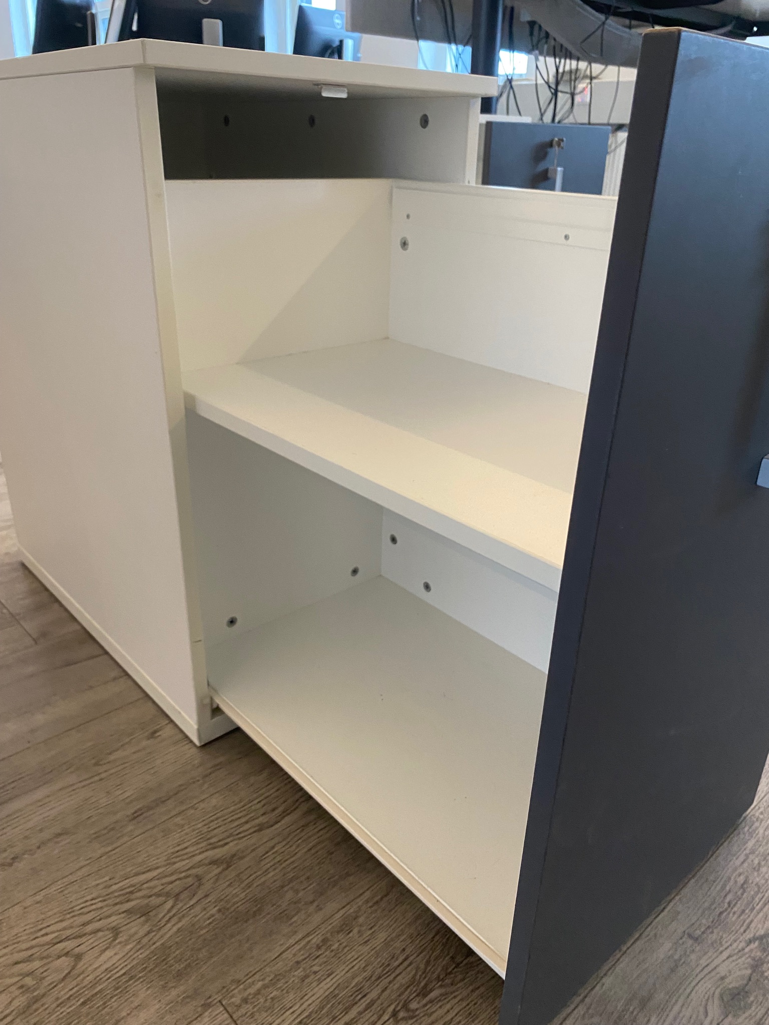 SELT / SOLD Skrifstofukálfur undir borð m/læsingu H70 B40 x D60 sm. 3