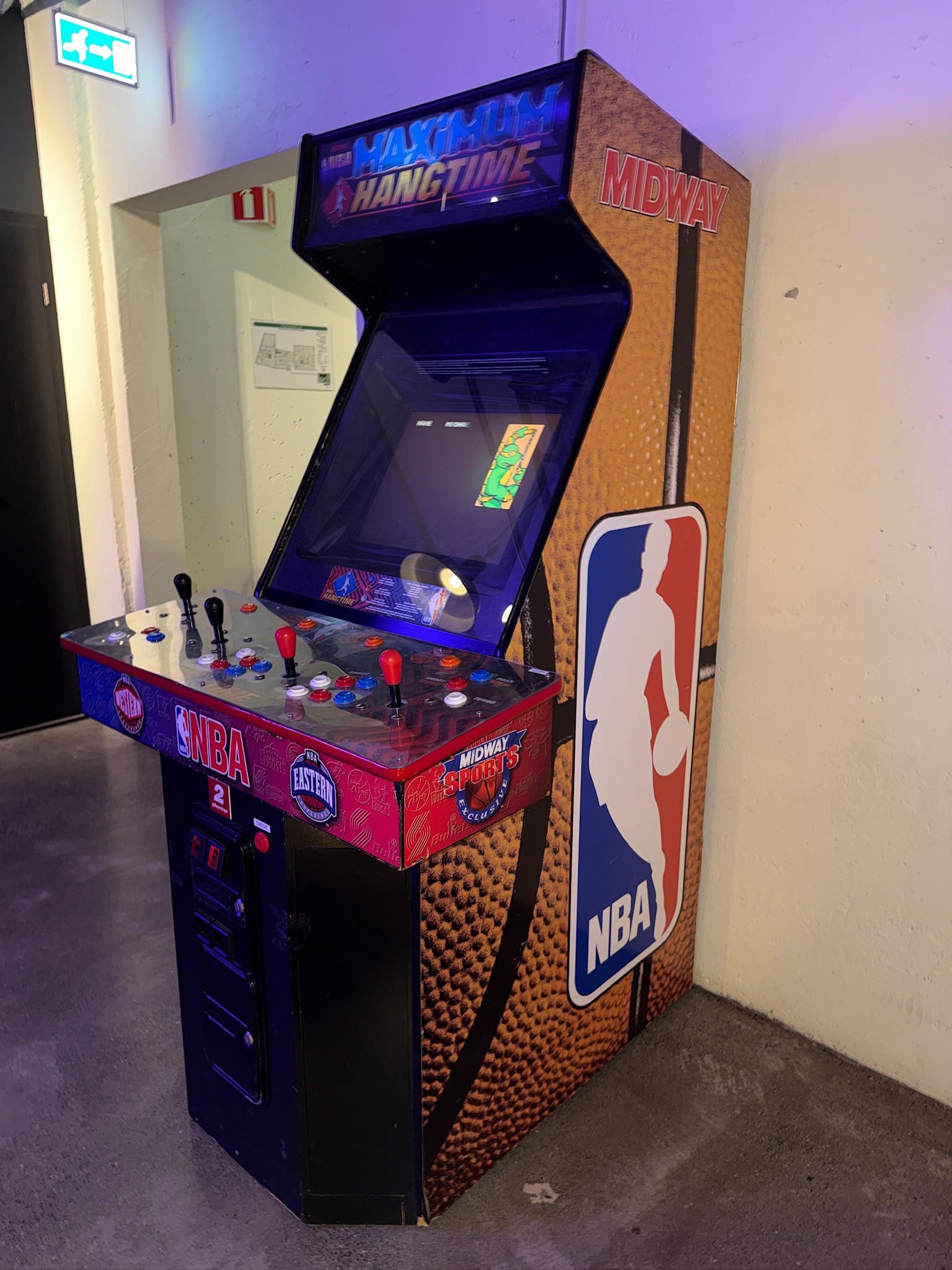 SELT / SOLD Midway NBA Maximum Hangtime spilakassaskápur (1996)
