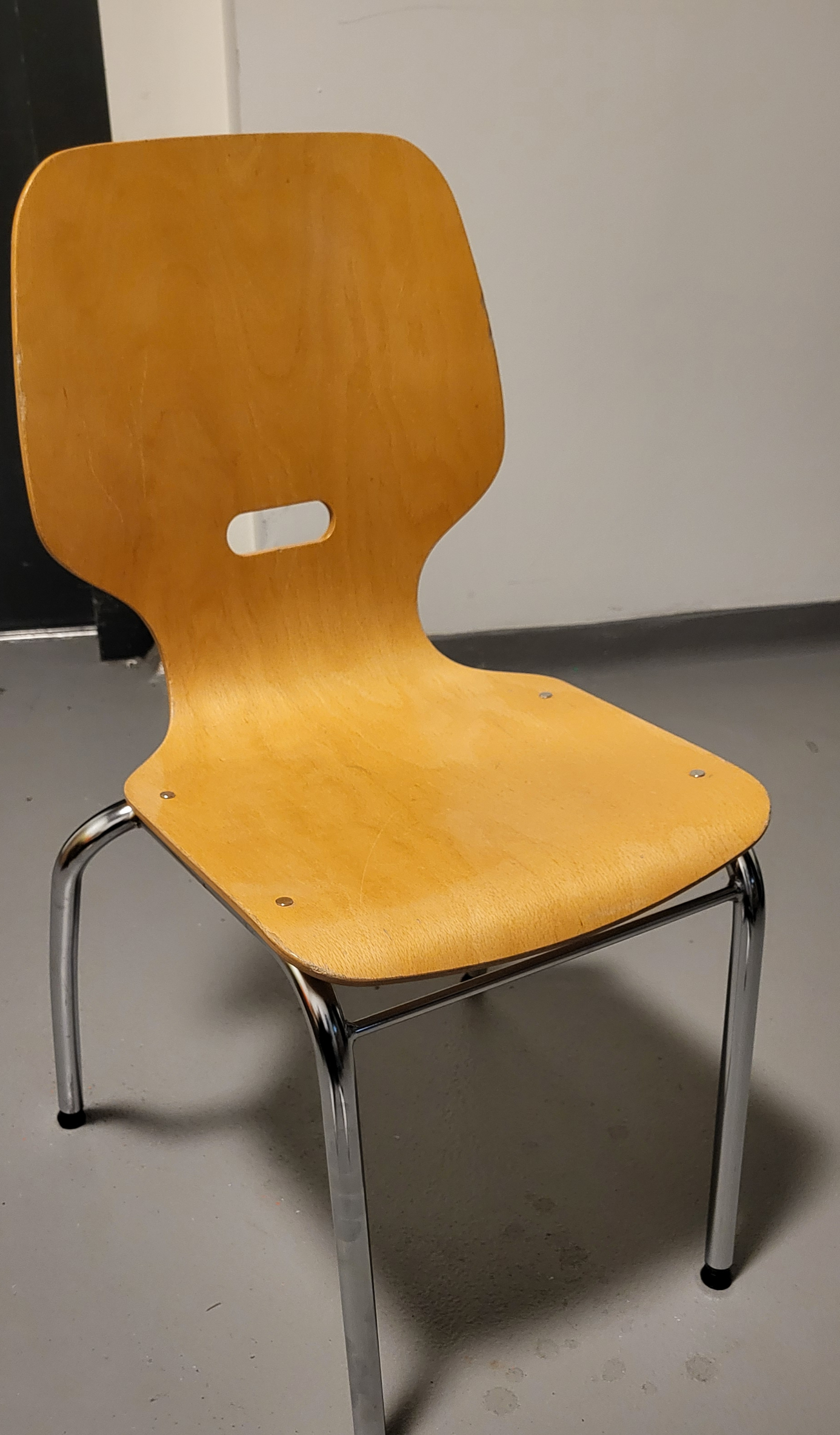 SELT / SOLD Viðarstólar á hjólum með pumpu frá Á. Guðmundsson (64 stk.) 2