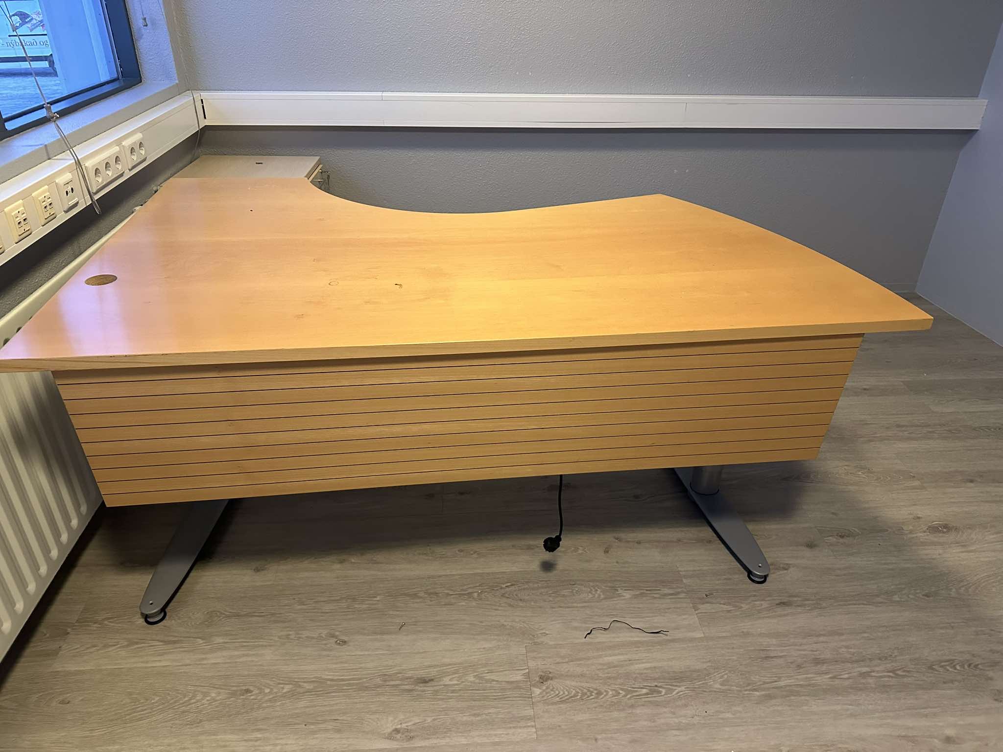 SELT / SOLD Kinnarps Hornrafmagnsborð frá Pennanum, 180 x 120 sm. (2 stk.)
