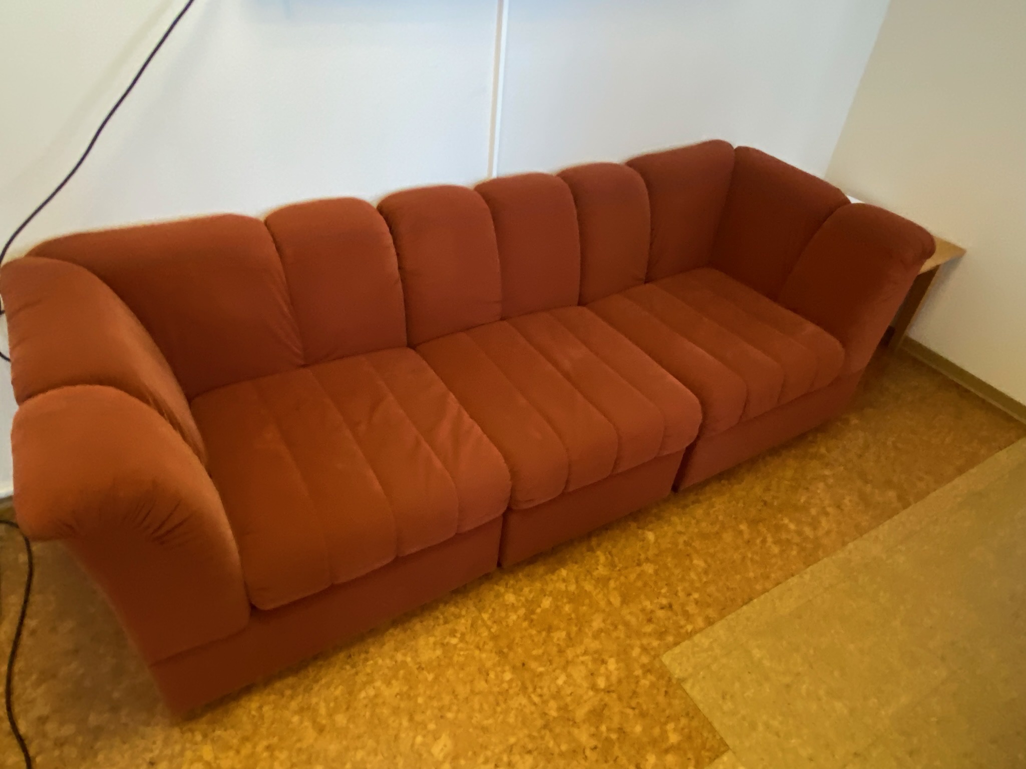 SELT / SOLD Velvet sófi rauður 3ja manna 3
