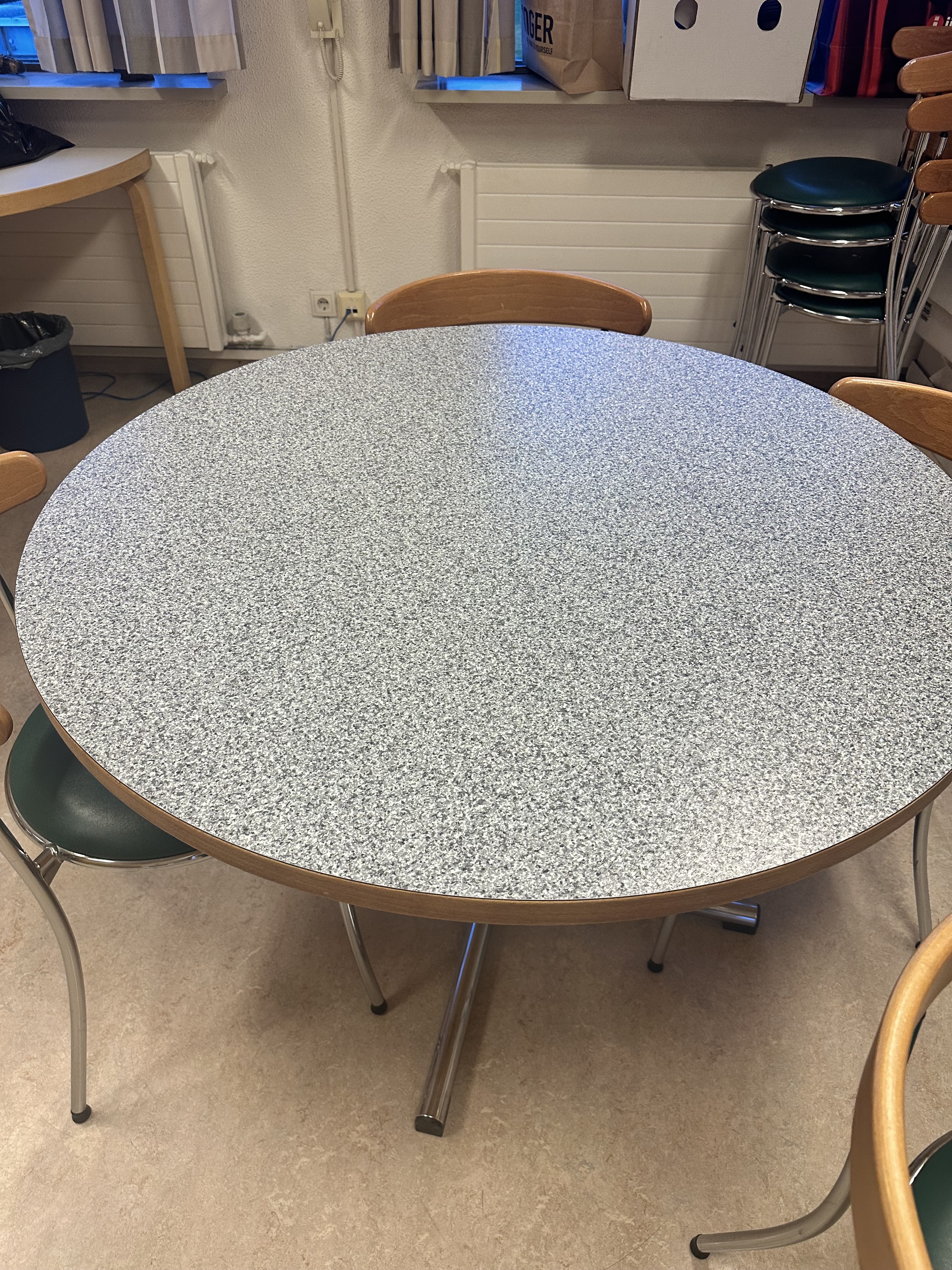 SELT / SOLD Hringborð, Ø125xH72sm. 2