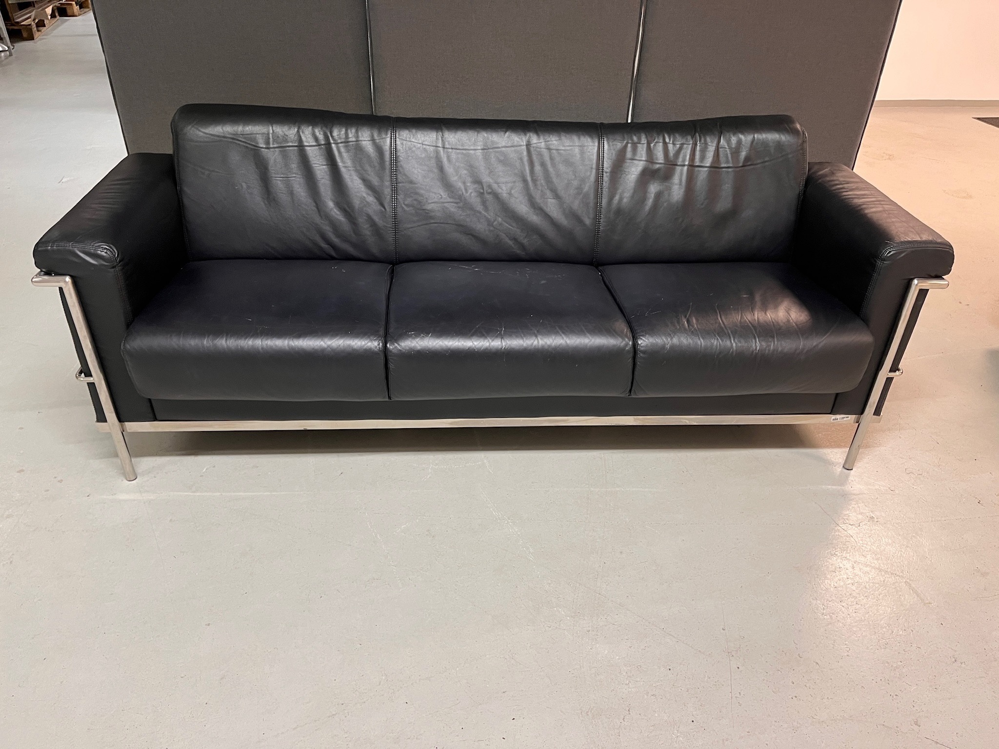 SELT / SOLD Sófi frá Alþingi, B210 x D68 x H80 sm. 2