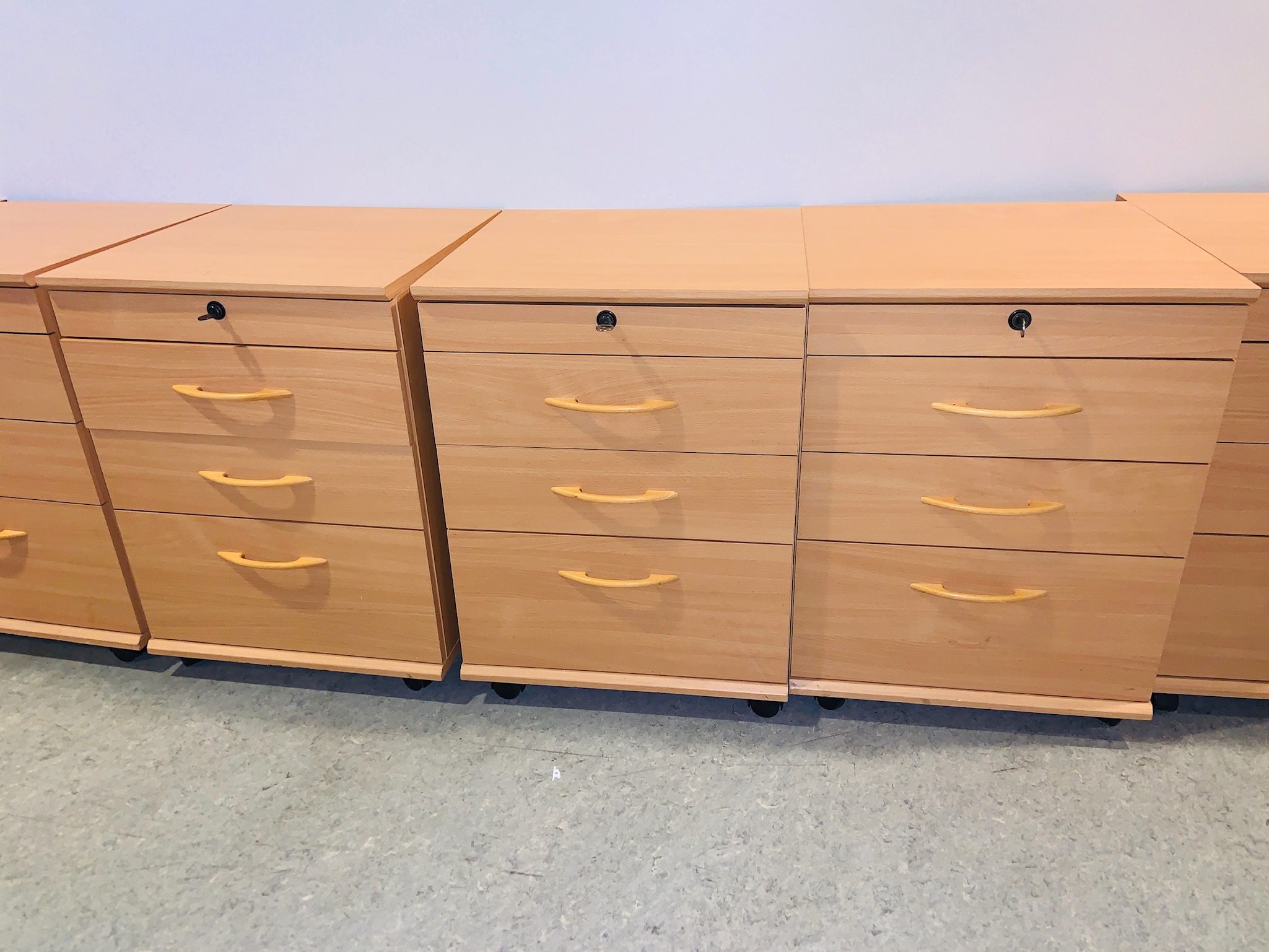 SELT / SOLD Skrifborðskálfar á hjólum 6