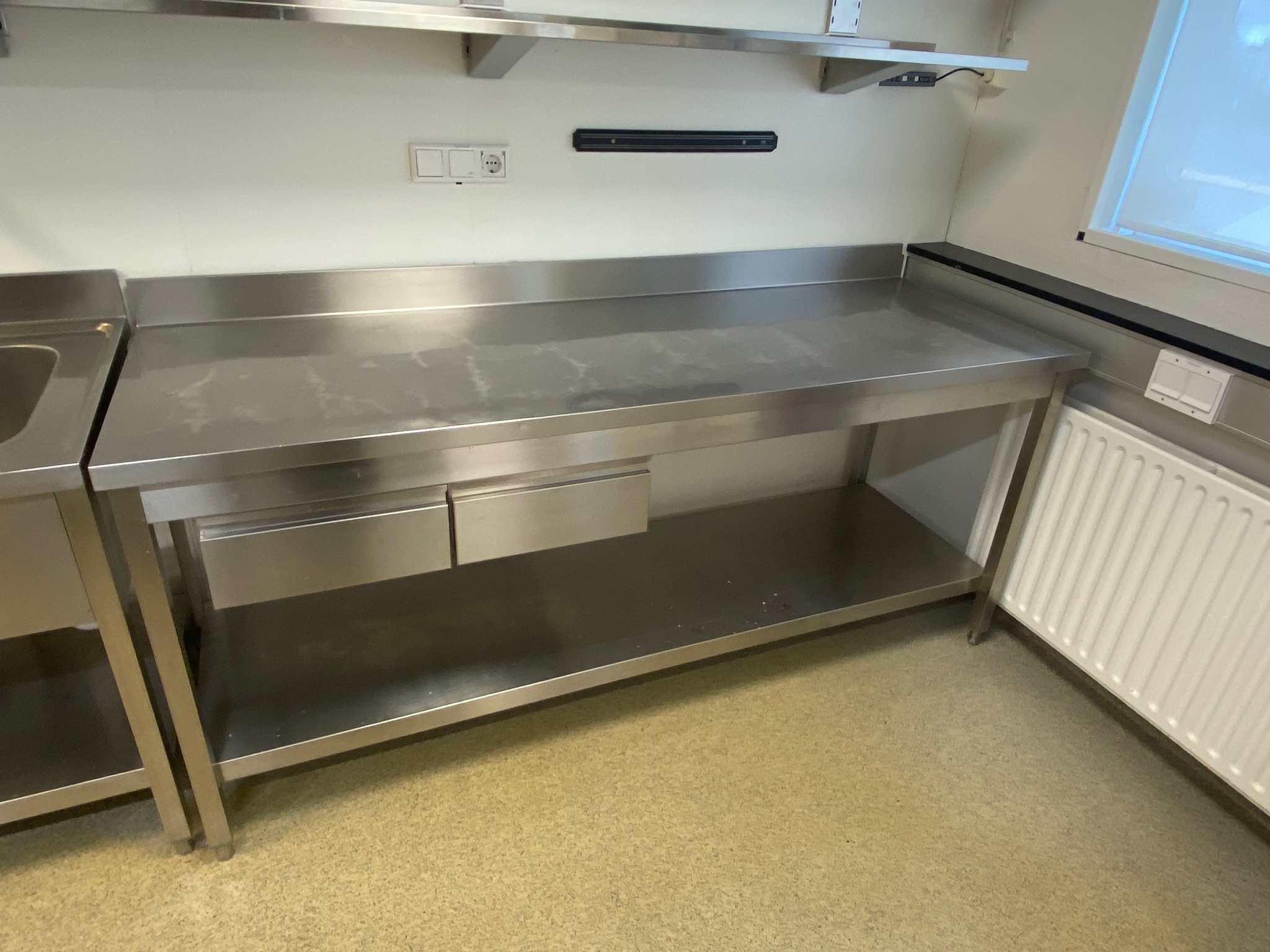 SELT / SOLD Stálborð m/kant og skúffum, B200 x D70 x H89 sm.