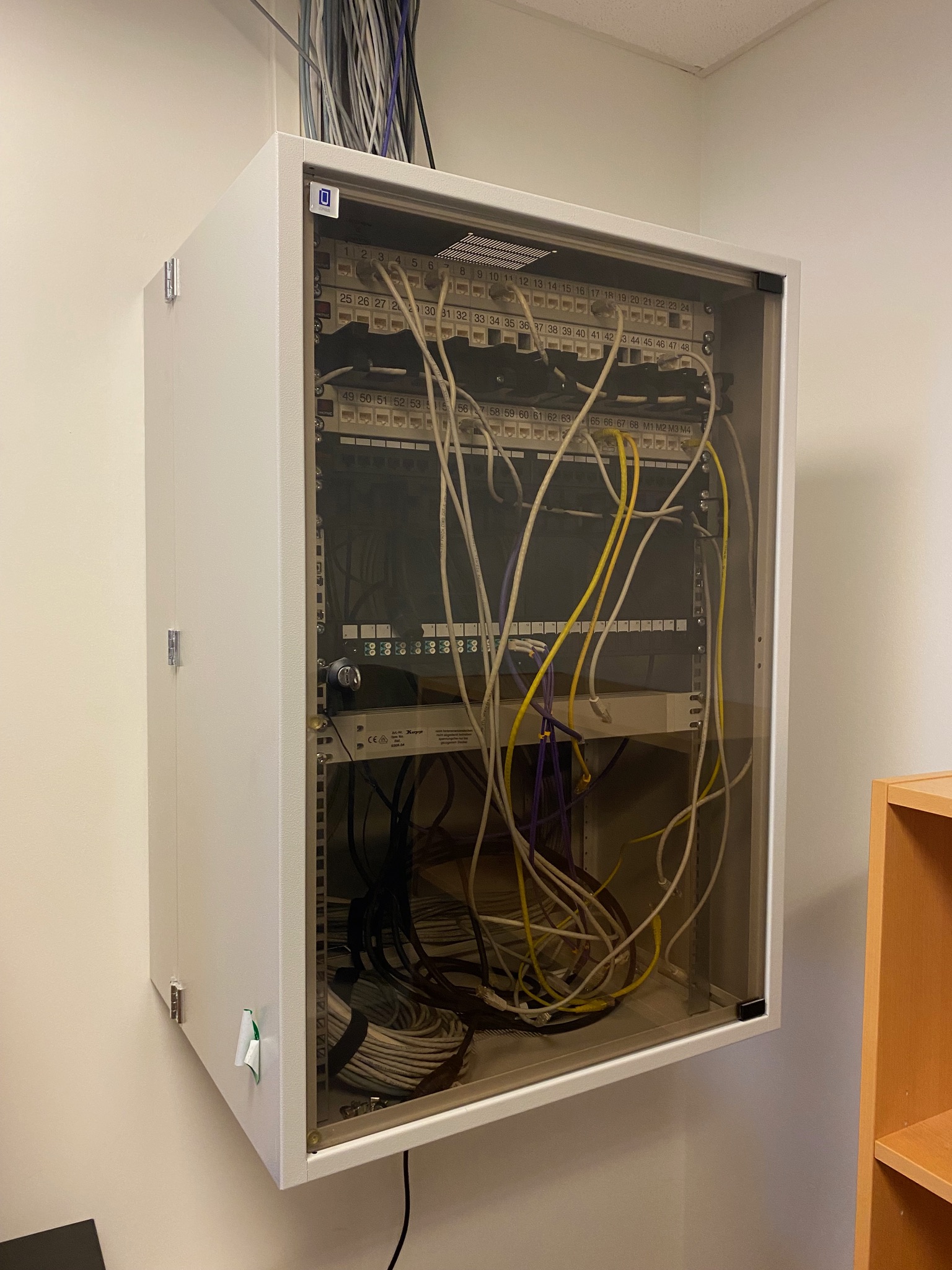 SELT / SOLD Tölvuskápur - serverskápur ásamt APC Smart-UPS