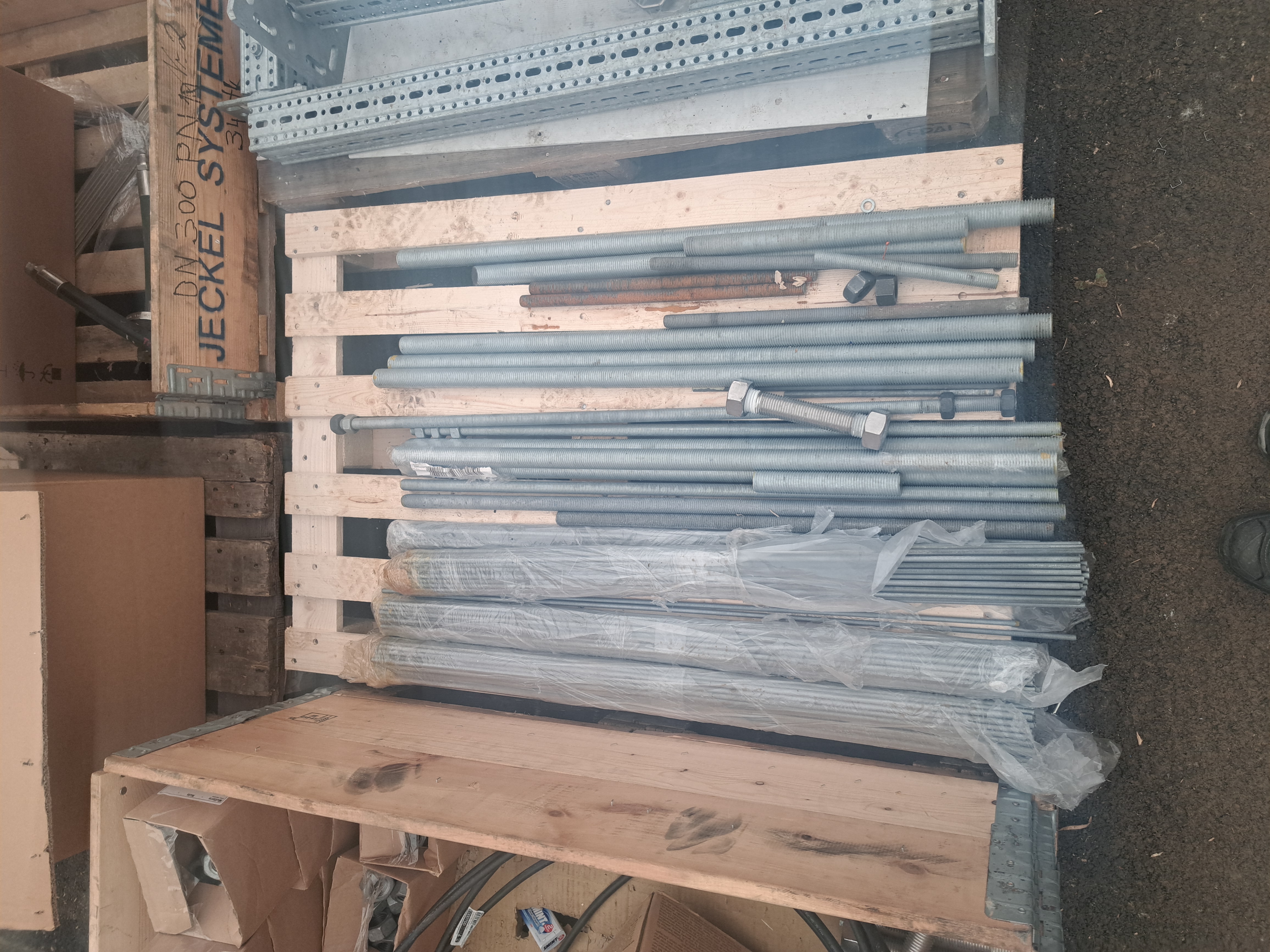SELT / SOLD Festingar, boltar, rær, skinnur, flansar, baulur, 14