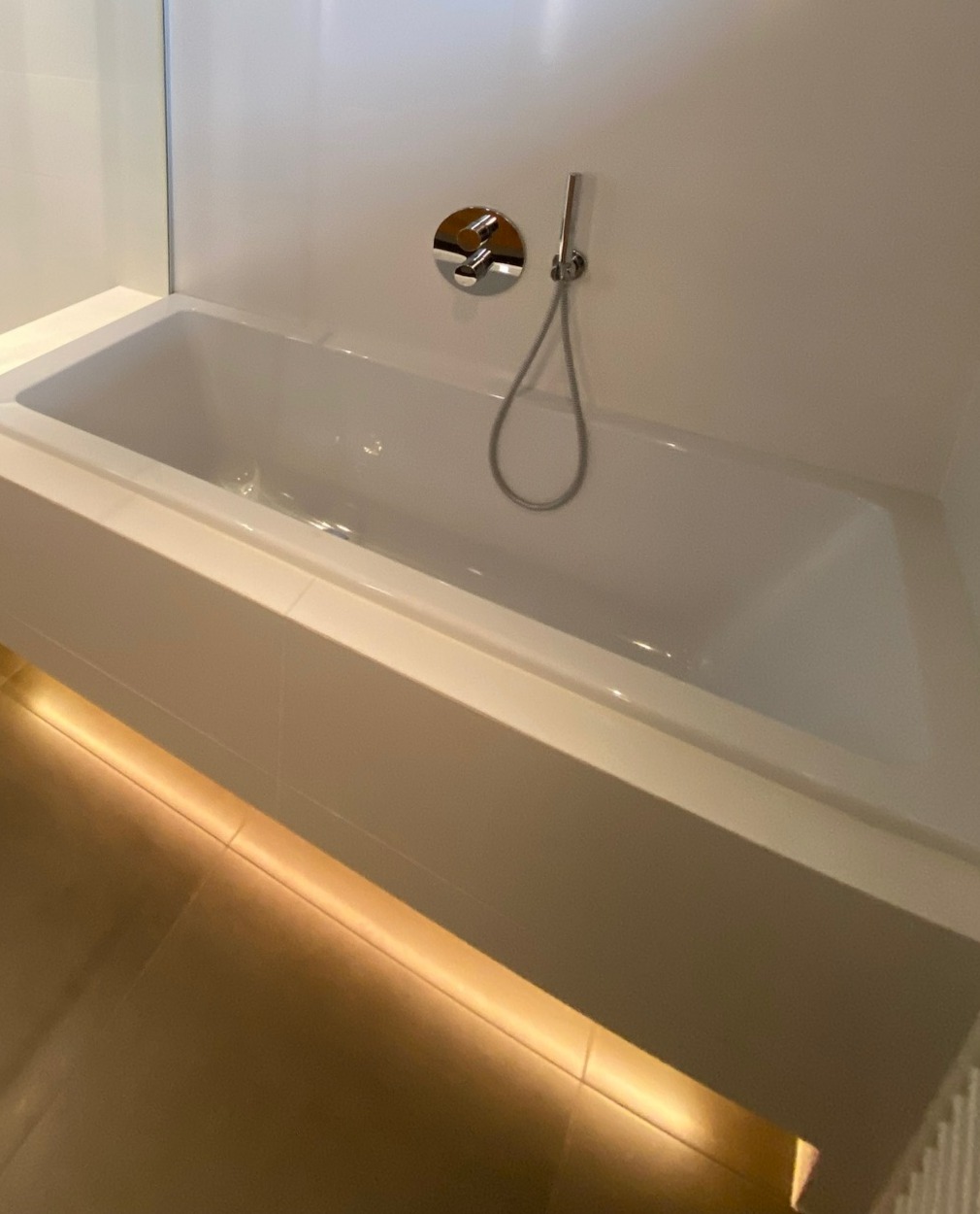 Selt - sold Geggjað baðkar með led lýsingu - Grohe blöndunartæki