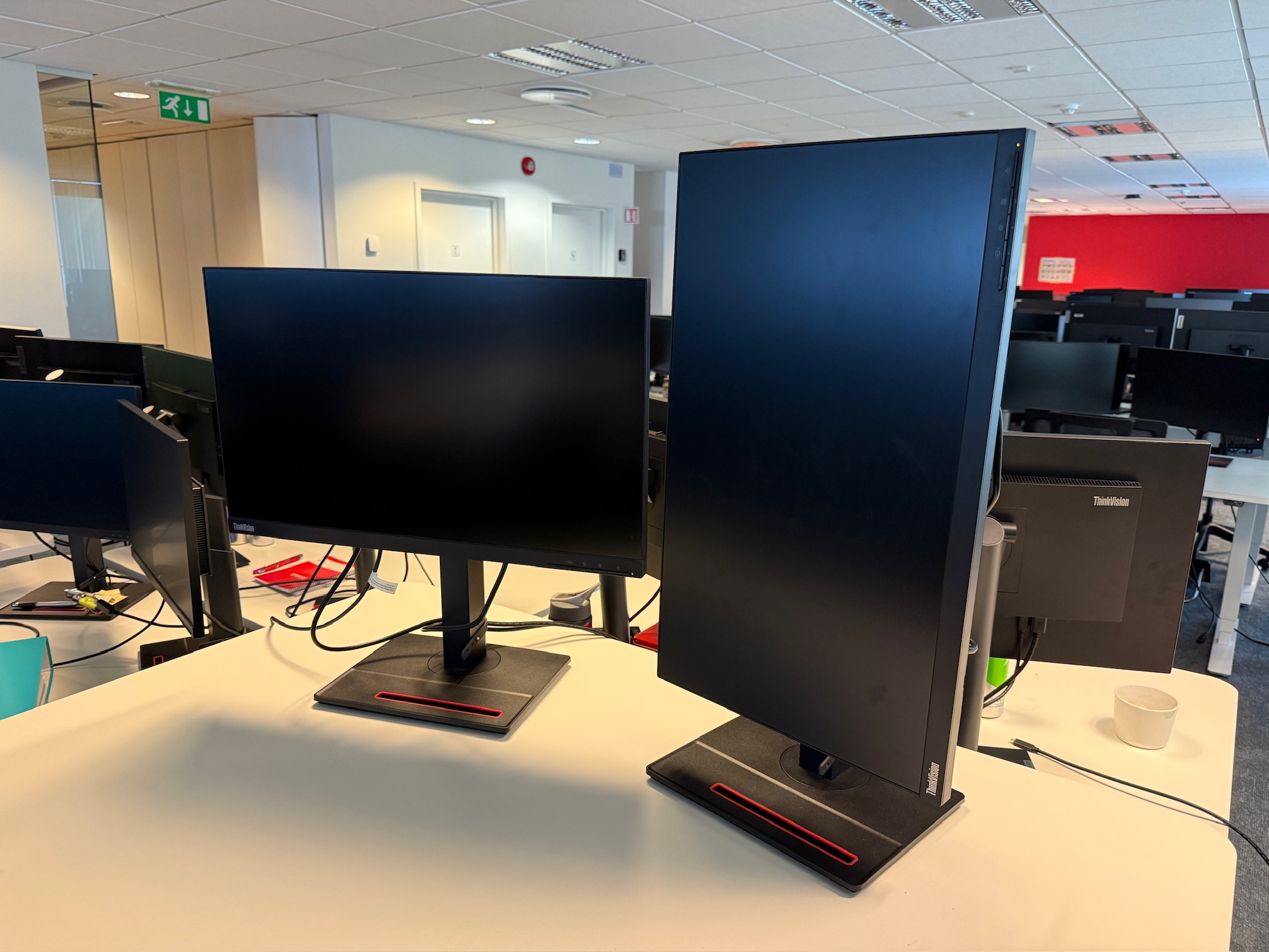 SELT / SOLD Lenovo ThinkVision tölvuskjár, 23,8", 2560x1440p - PLAY 2