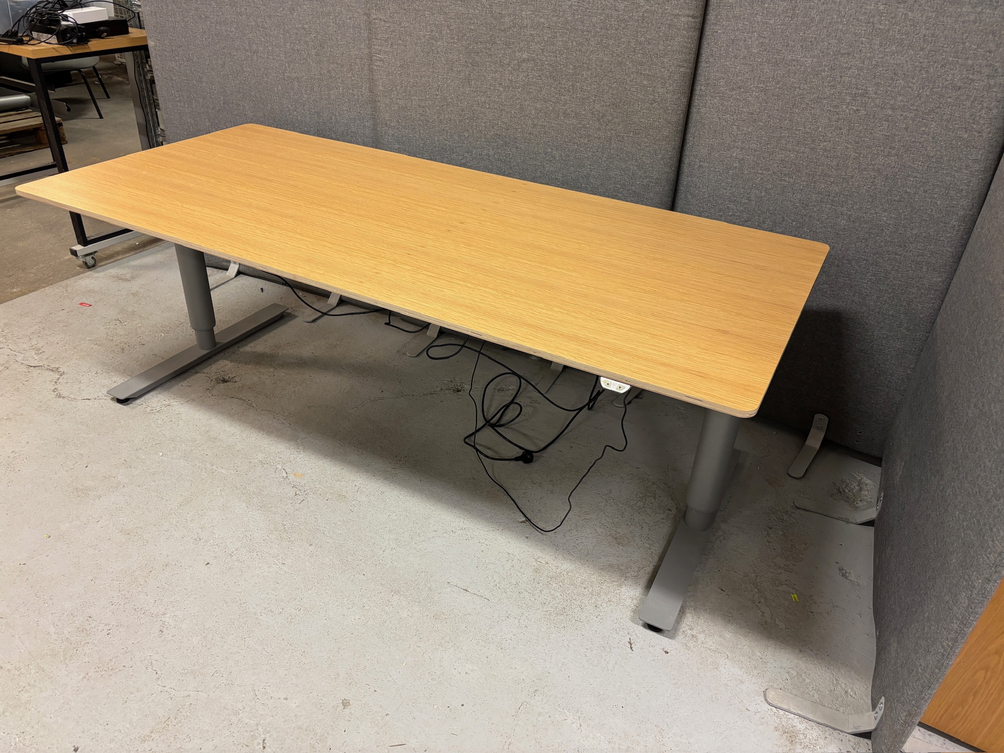 SELT / SOLD Muuto rafmagnsborð, eik, B190 x D85 sm. 3