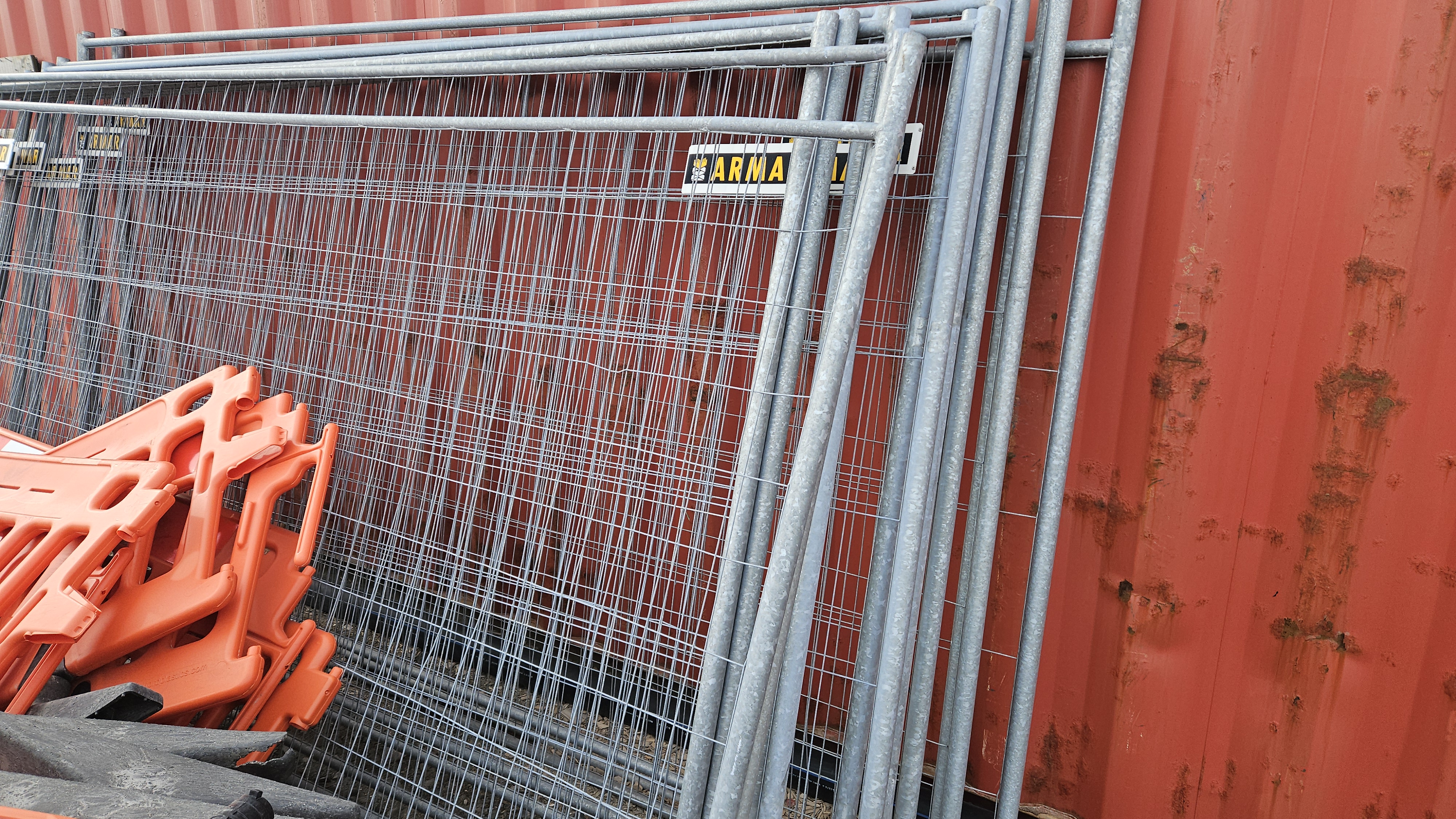 SELT / SOLD -Öryggisgrindur 50 stk. - grindur - vinnustaðagirðing 3.5x2 - ARMA 5