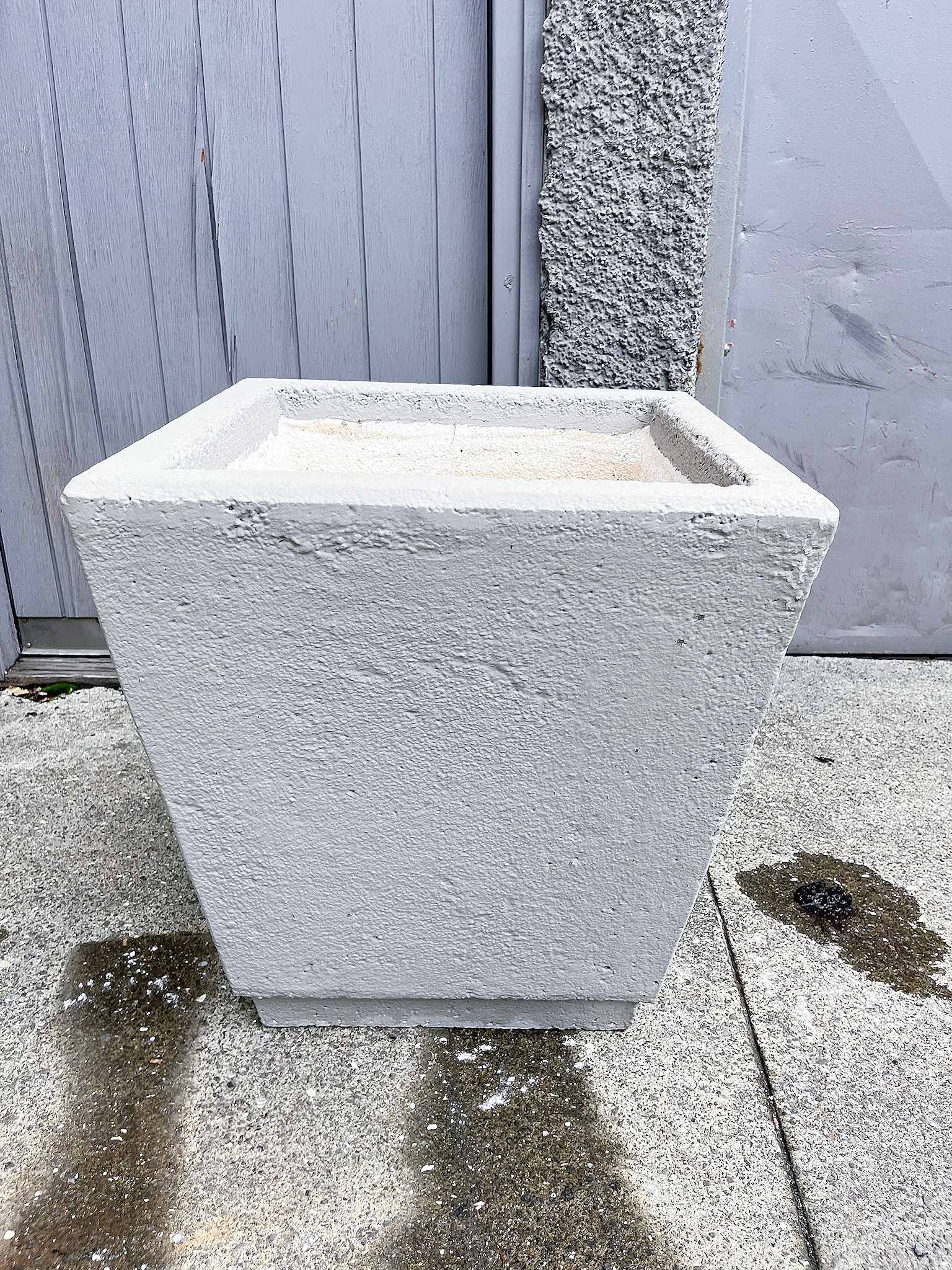 SELT / SOLD Blómapottur úr steinsteypu - B50 x L50 x H55 sm. 2 stk. til.