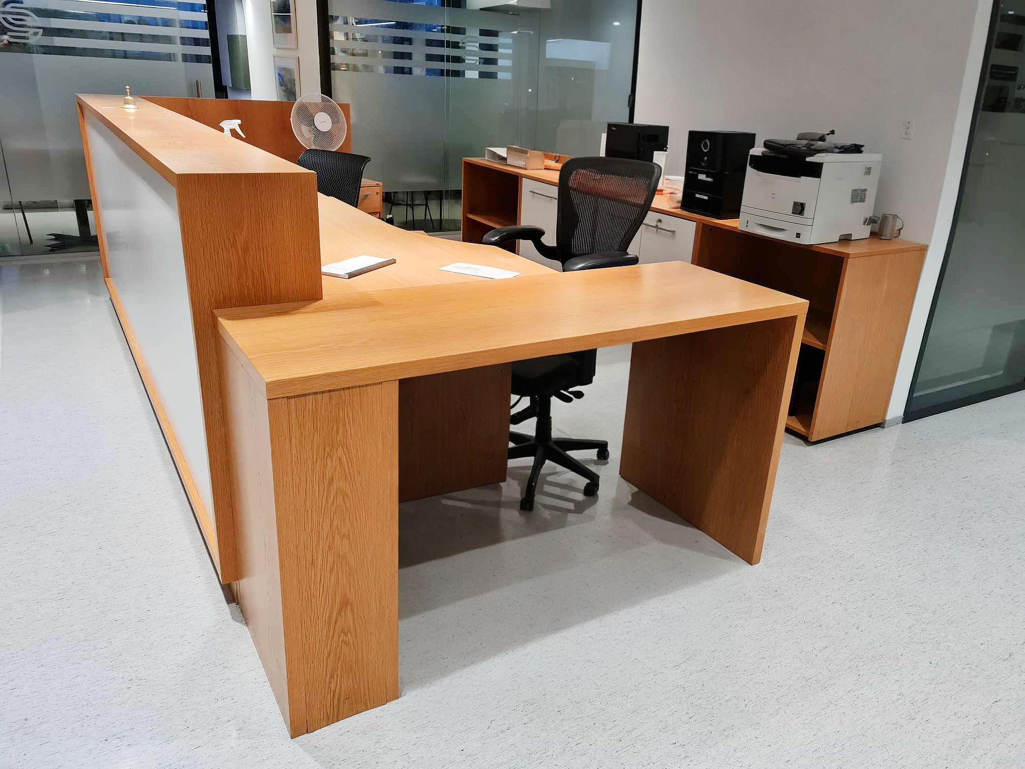 SELT / SOLD Móttökuborð - 2 starfsstöðvar/rafborð - sérsmíði - L377 sm. 2
