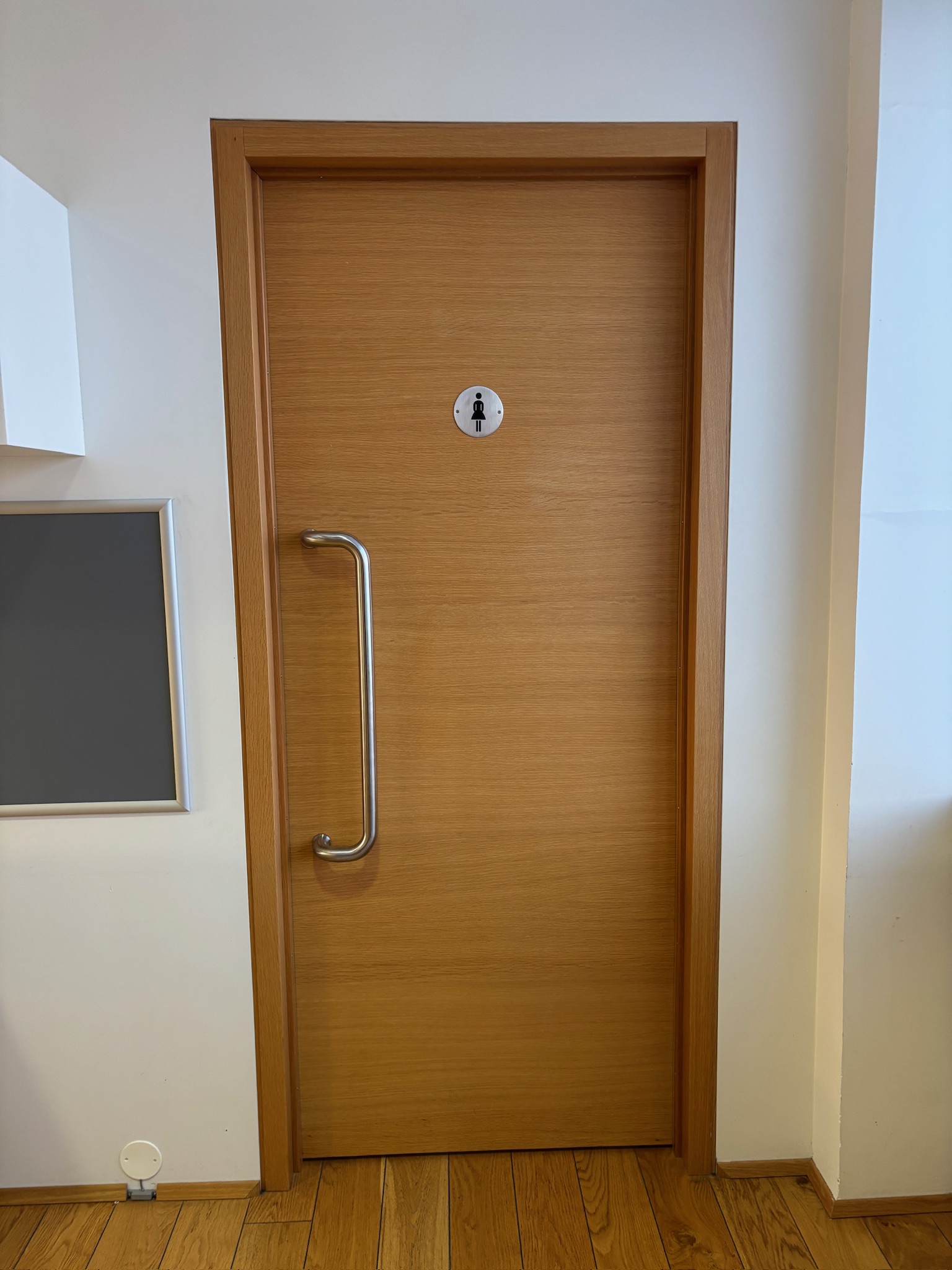 SELT / SOLD Yfirfelld, hljóðeinangrandi viðarhurð með pumpu, H215xB98 sm. 11
