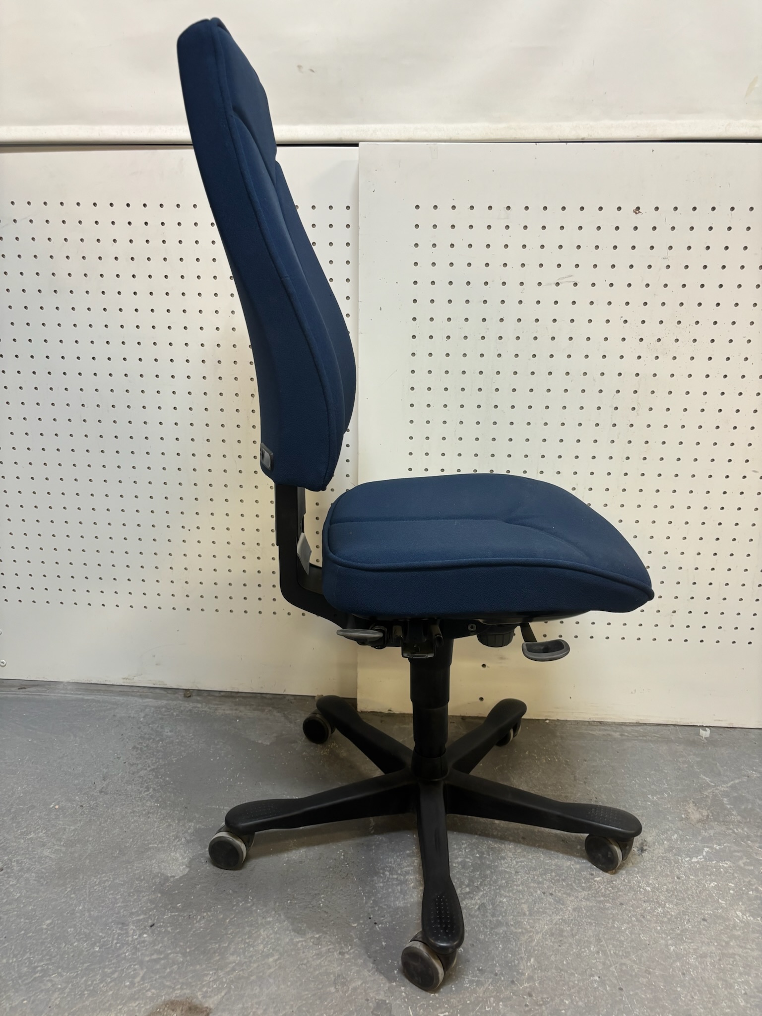 SELT / SOLD Kinnarps 6242 skrifborðsstóll án arma frá Pennanum4 3