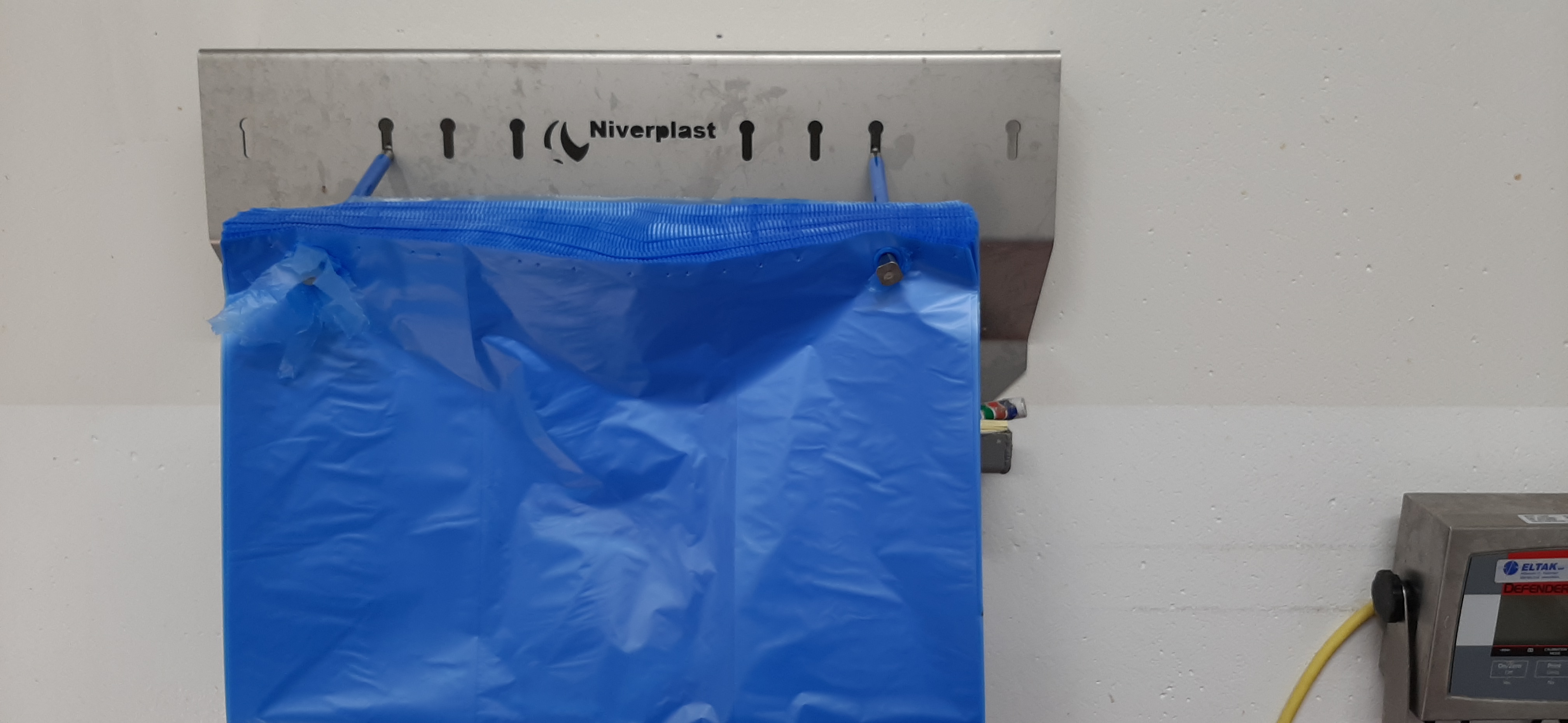 SELT / SOLD Pokastandur 56 sm. - Niverplast - Samhentir - Akranes