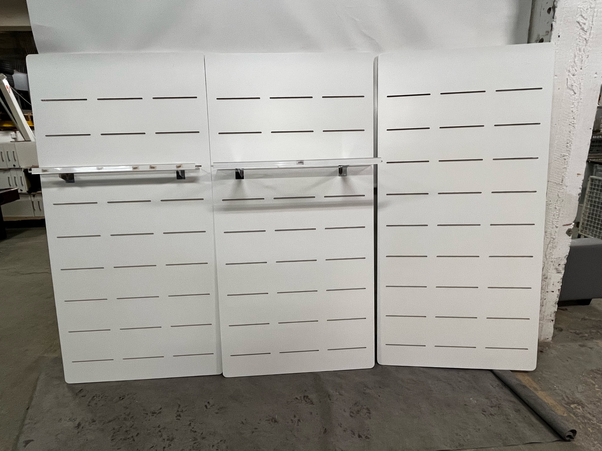 SELT / SOLD Vöruveggur - panelveggur fyrir pinna - hillur H200sm. x B100sm.