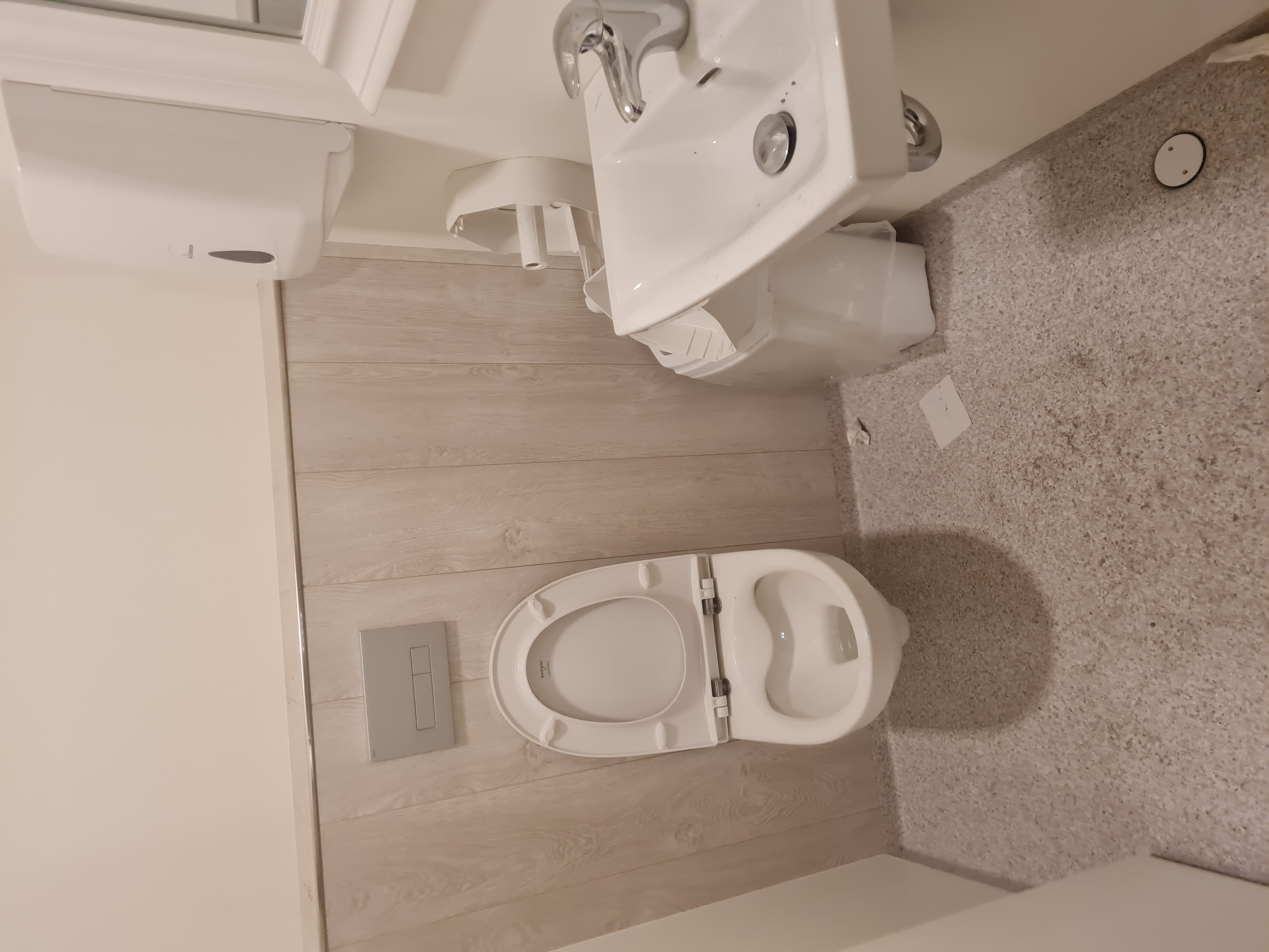 SELT / SOLD - WC veggskál LAUFEN - seta og kassi 2