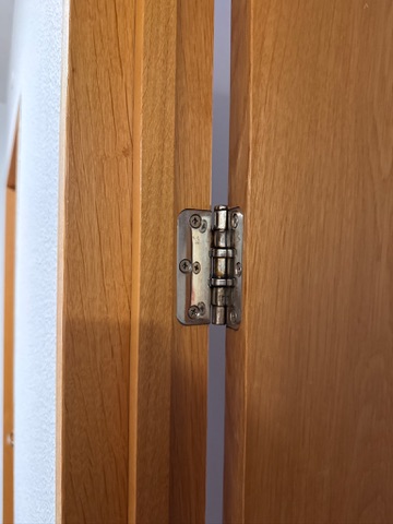 SELT / SOLD Viðarhurðar m pumpu og körmum 10