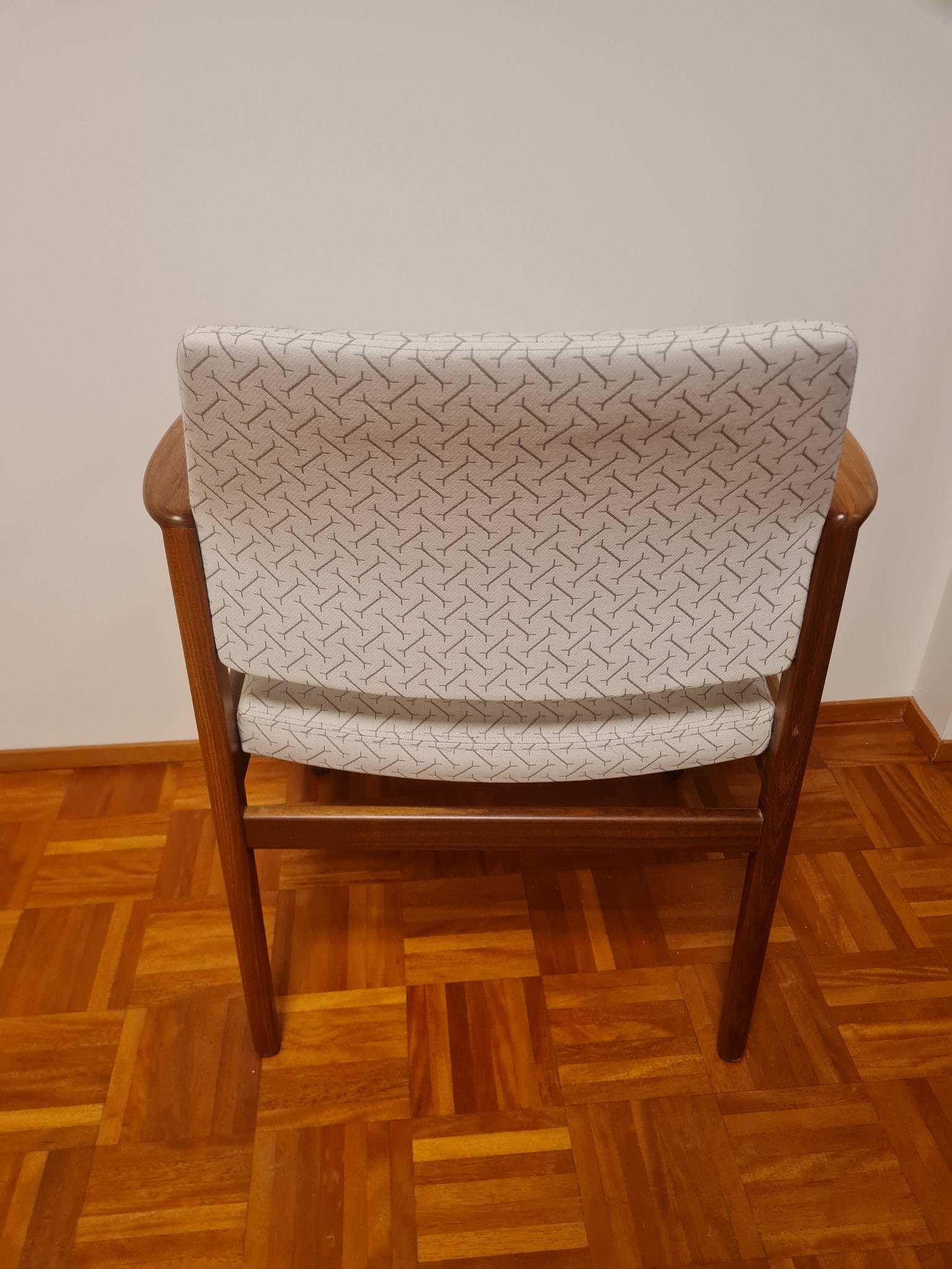 SELT / SOLD - Stóll - vönduð íslensk smíði. 4