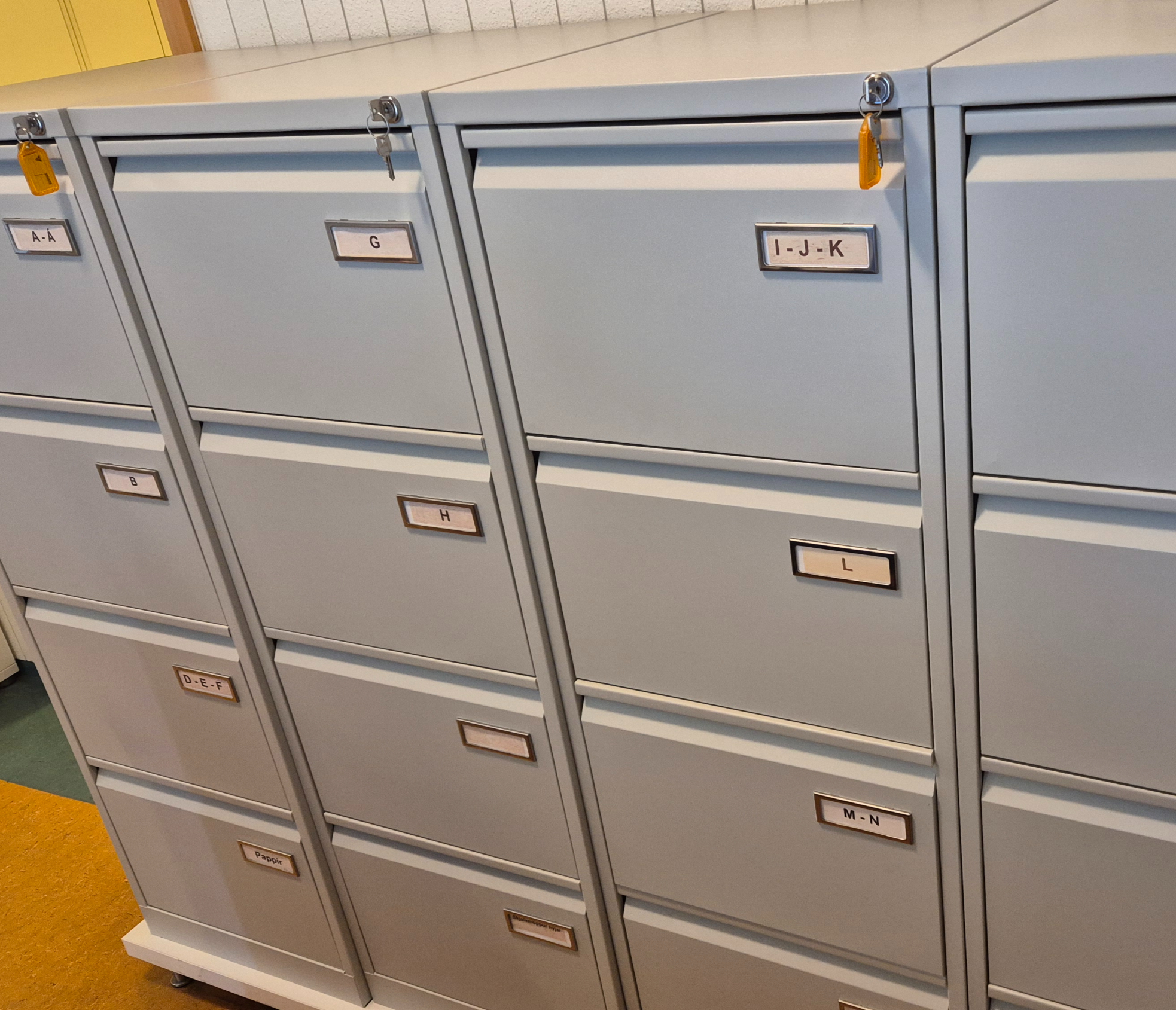 SELT / SOLD Skjalaskápur með flokkunarvösum og lyklum