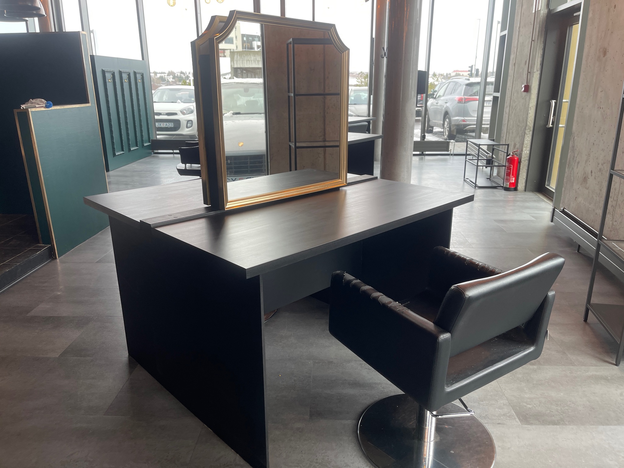 SELT / SOLD Förðunarborð / hárgreiðsluborð, B130 x D140 H88,5 sm. 12