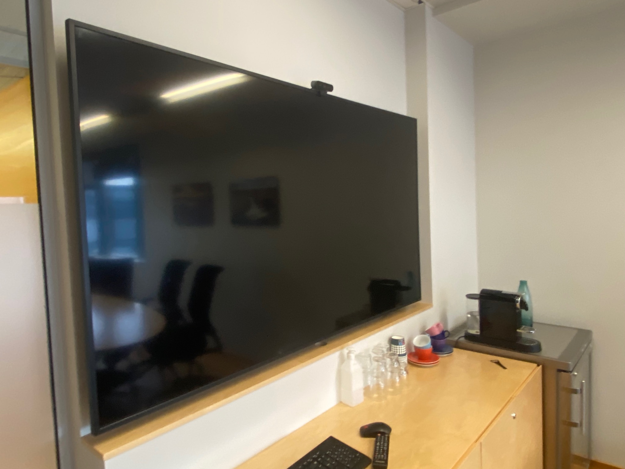 SELT / SOLD Samsung QMH series upplýsingaskjár, 65'', 4K, 24/7 + veggfesting