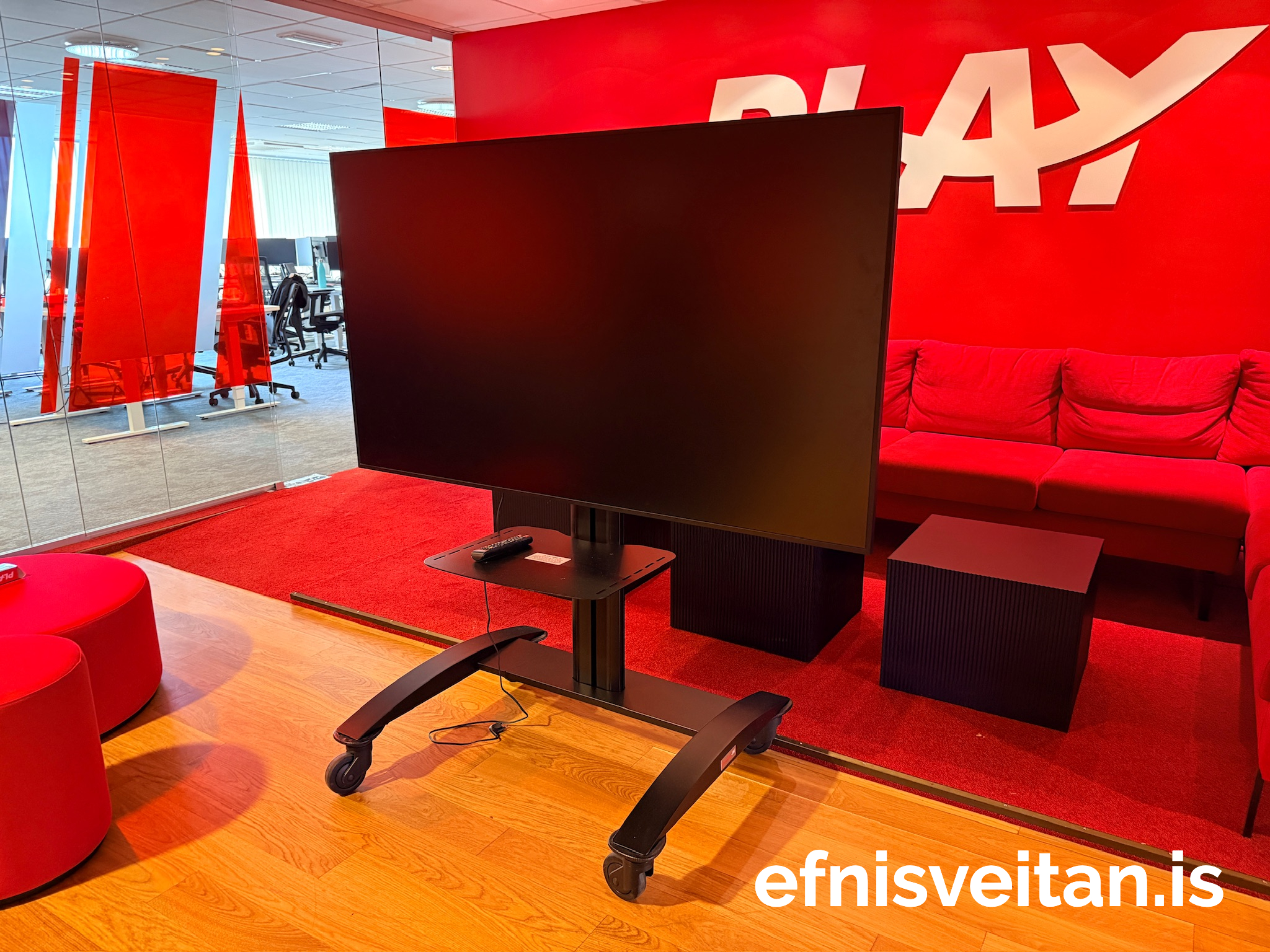 SELT / SOLD Samsung 65'' upplýsingaskjár á Peerless-AV færanlegum standi - PLAY