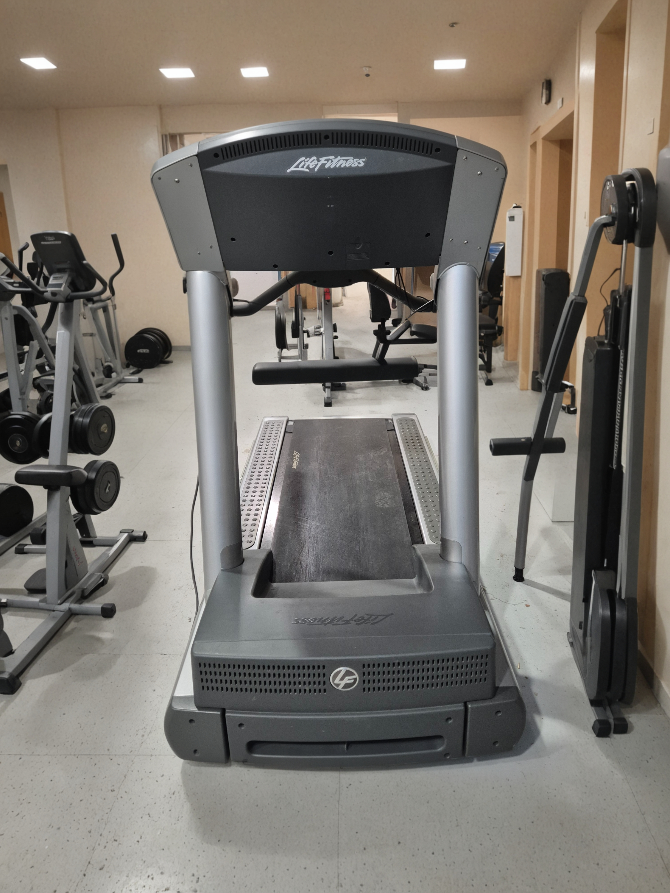 SELT / SOLD Life Fitness hlaupabretti 2