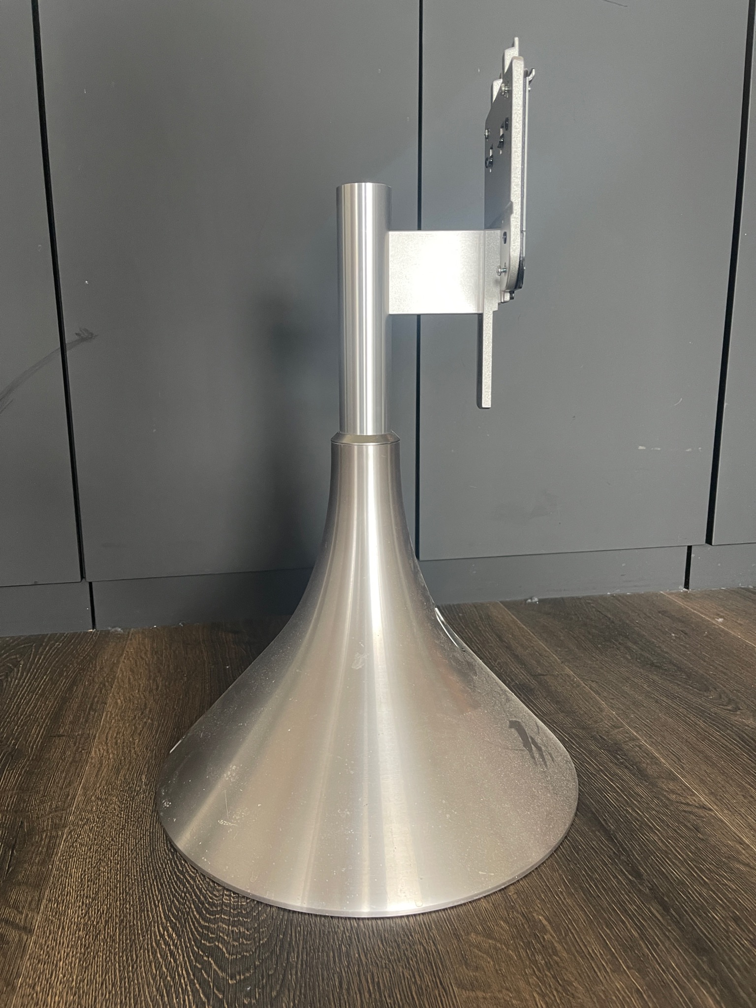 SELT / SOLD Sjónvarpsstandur Fineart fyrir allt að 65" - 25 kg 2