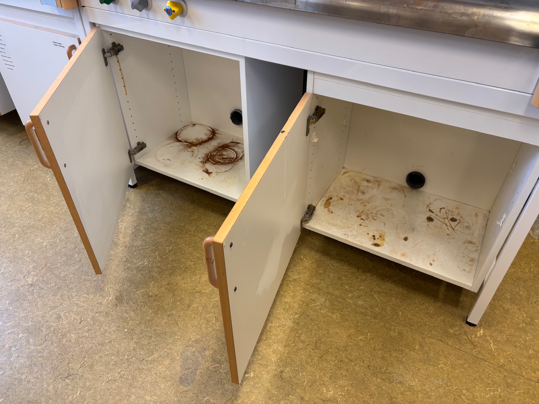 SELT / SOLD Stinkskápur / Fume cupboard, H235 x B147 x D77 sm. (2 stk) 12