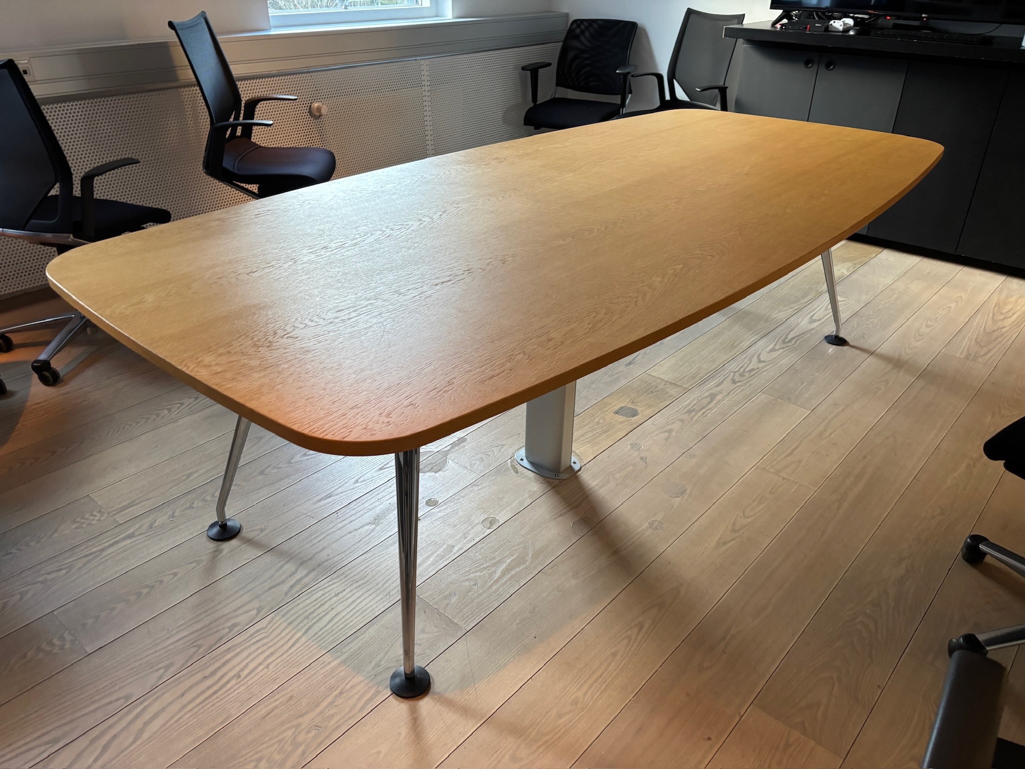 SELT / SOLD Vitra fundarborð frá Pennanum, B260xD120sm.