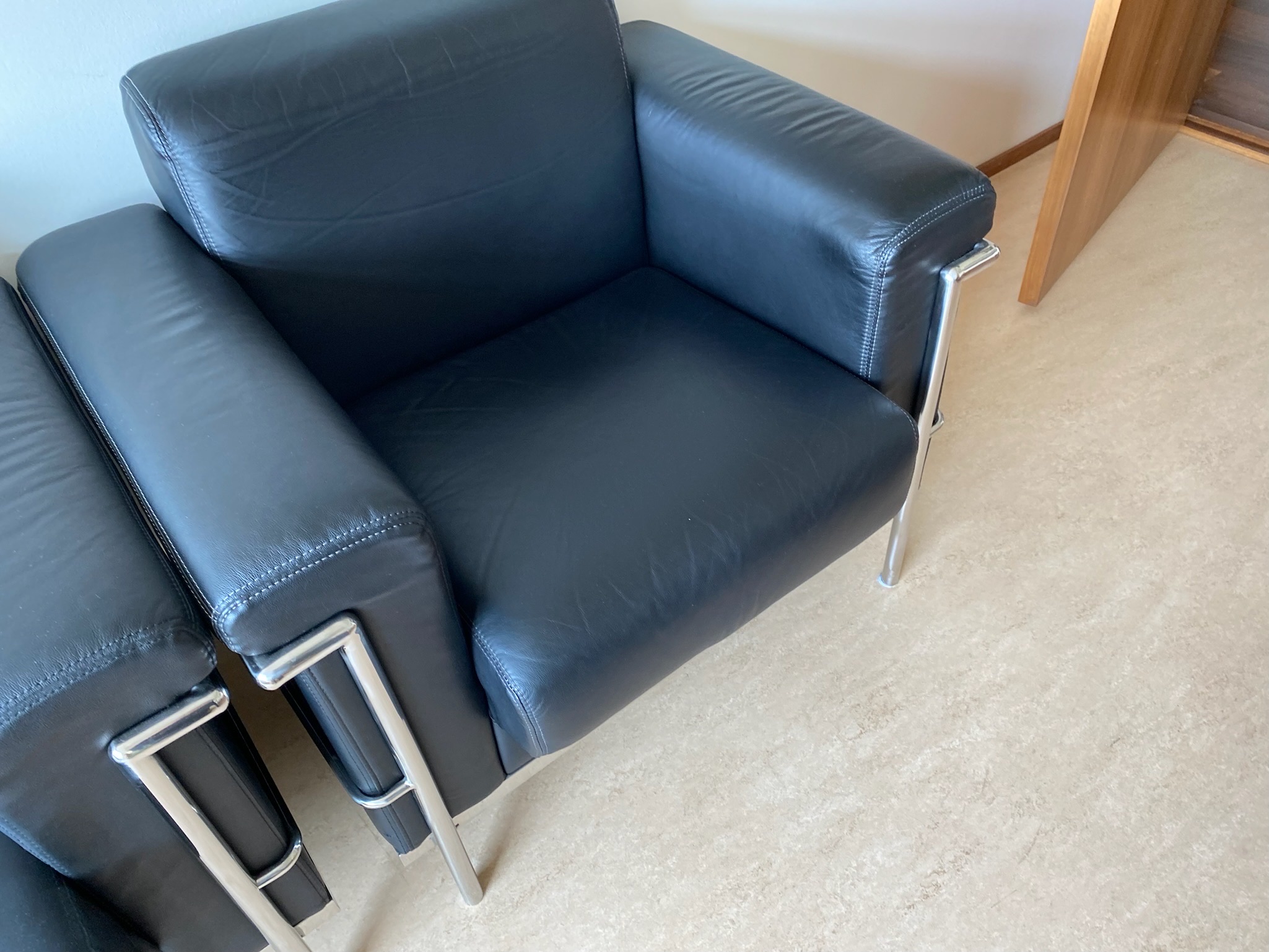 SELT / SOLD Leðurstólar - B90 x D65 sm. - Alþingi 4