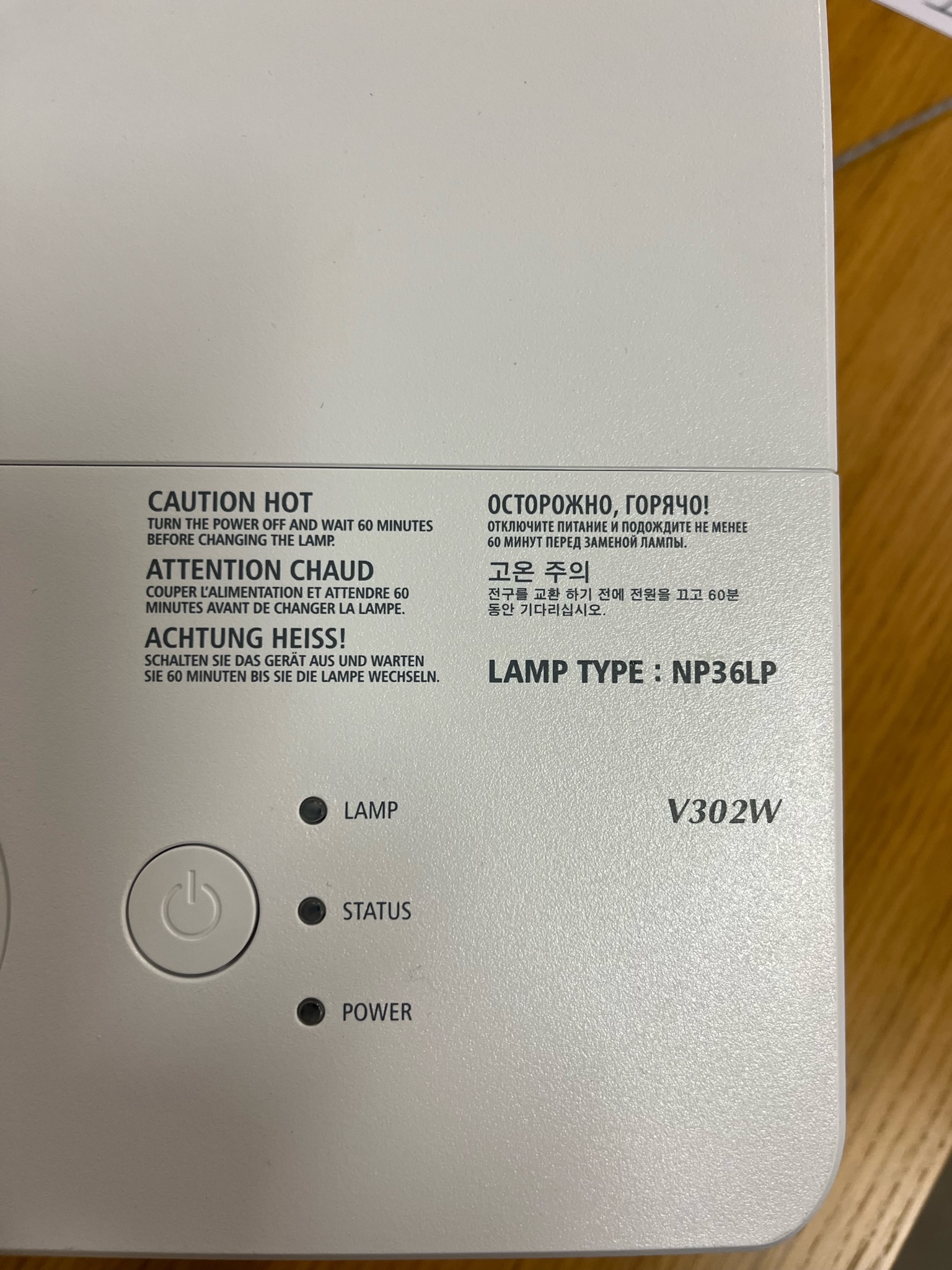 SELT / SOLD NEC V302W skjávarpi og loftfesting 5