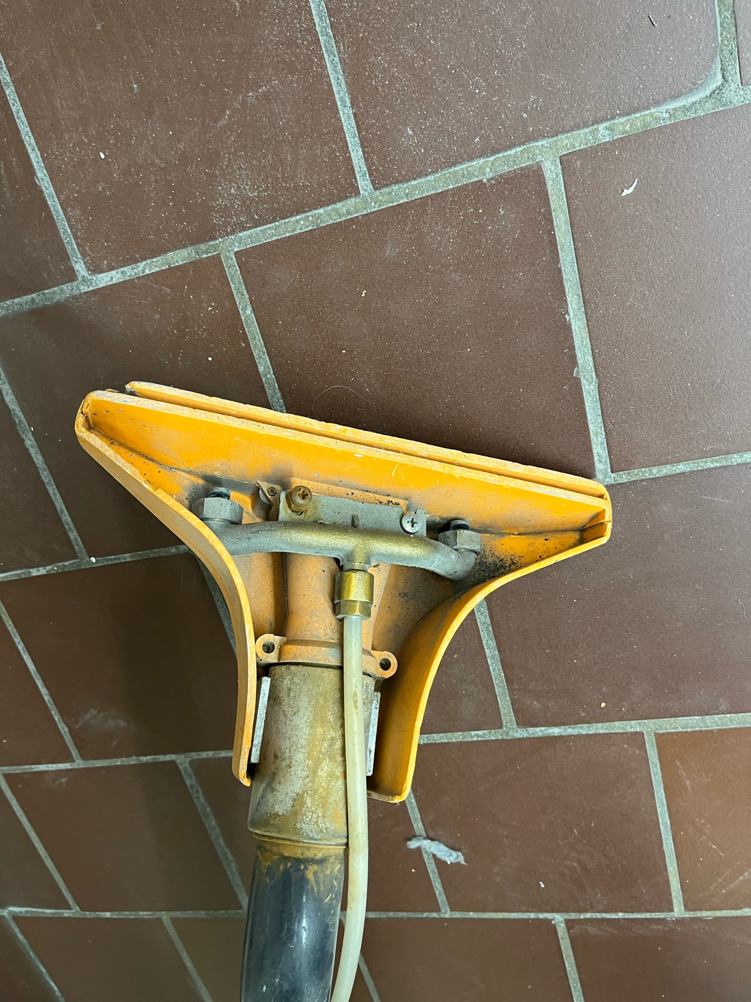 SELT / SOLD Taski AQ 20 skúringarvagn 10