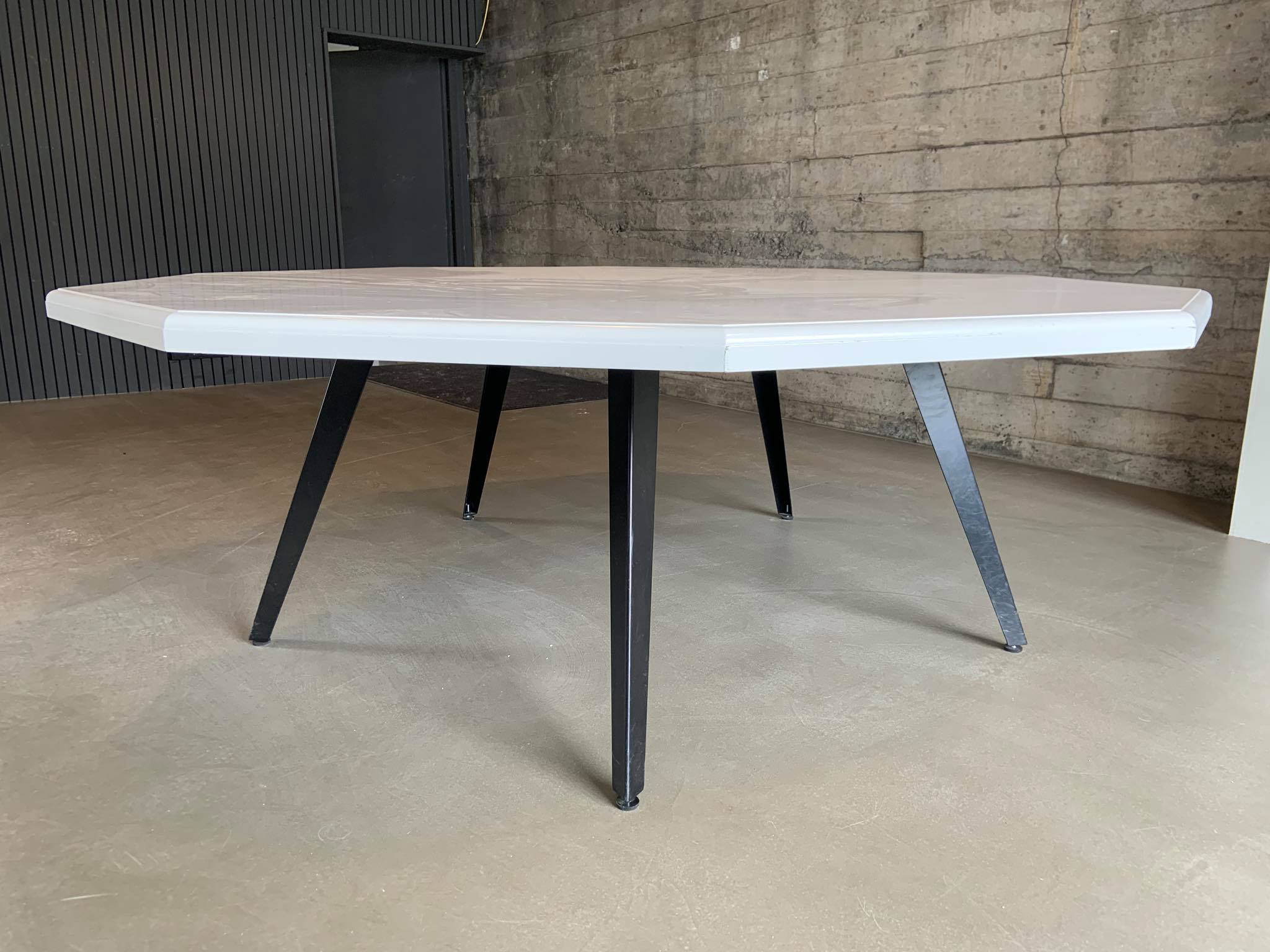 SELT / SOLD Fundarborð - sérsmíði - sprautulakkað 4