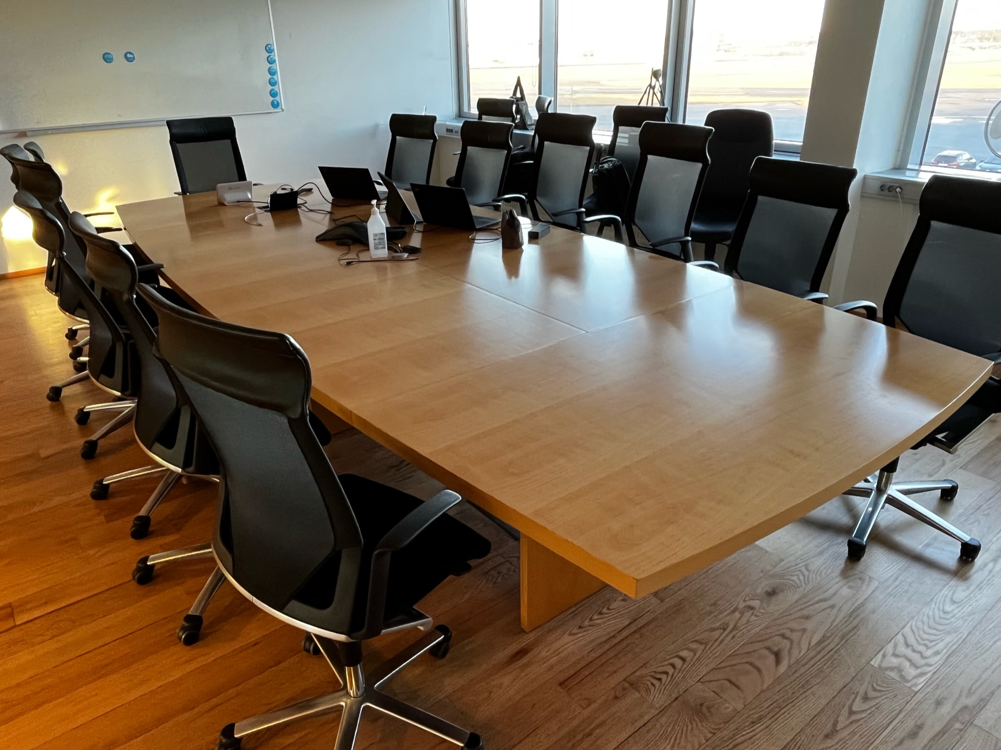 Fundarborð 12 til 14 manna 320 sm. m.Crestron búnaði 13