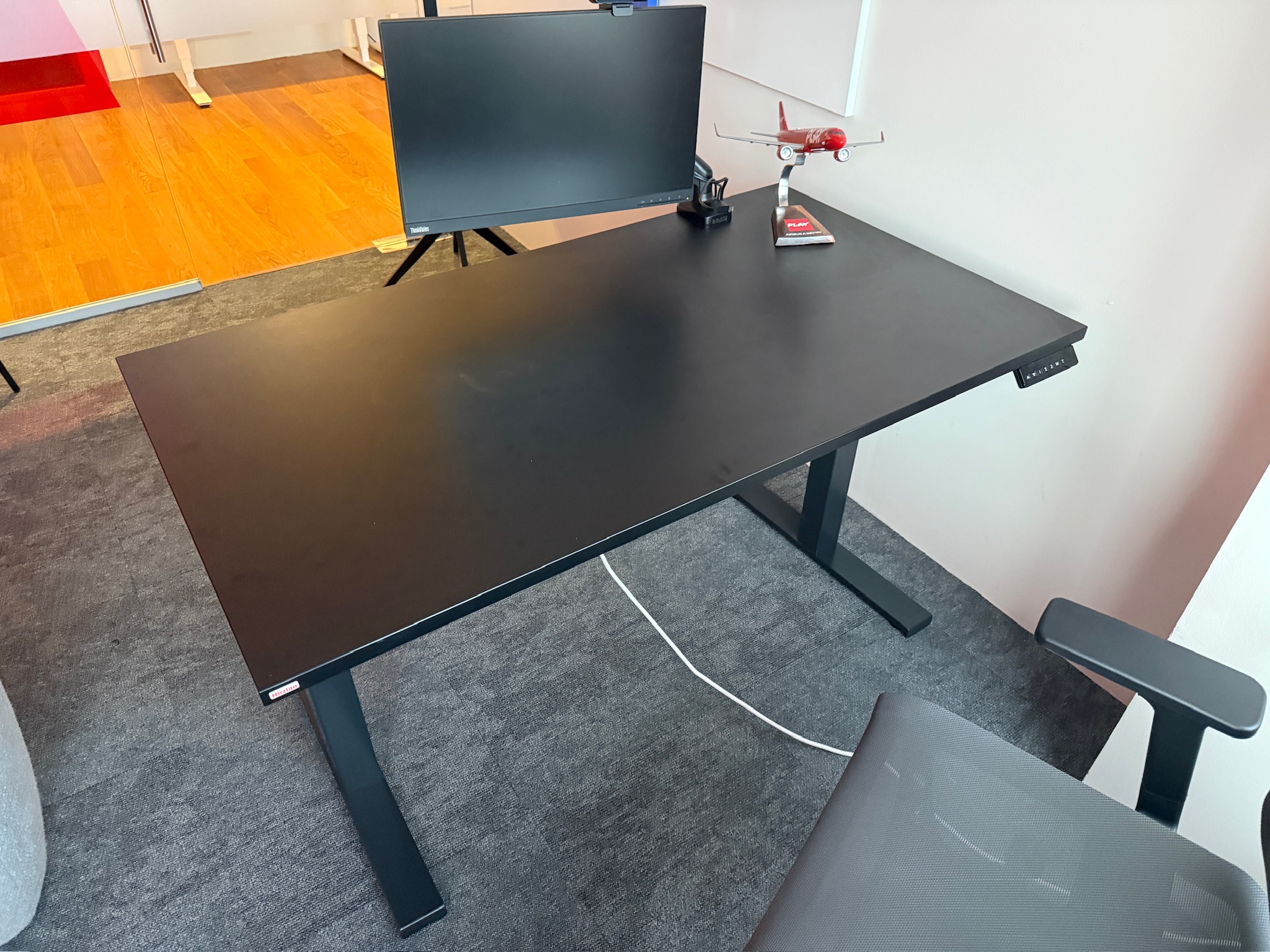 SELT / SOLD H2 rafmagnsborð með blygðunarspjaldi frá Hirzlunni, B140xD80sm. 4