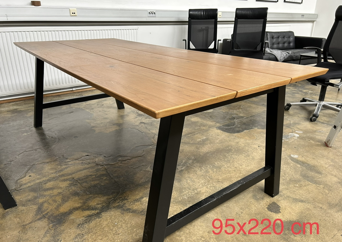 SELT / SOLD - Flott eldhúsborð - fundarborð - gegnheil eik - 95 x 220