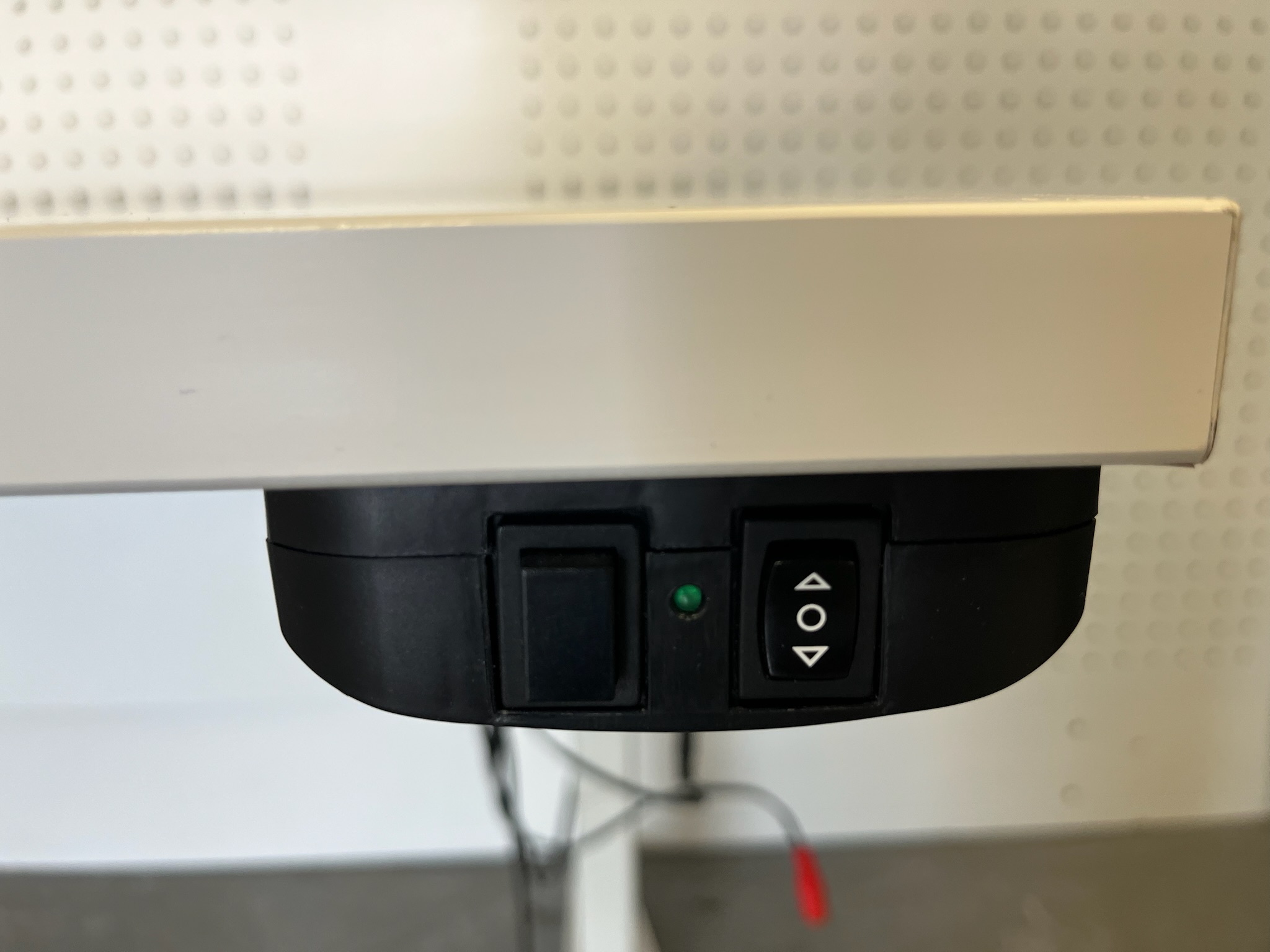 SELT / SOLD Rafmagnsborð með blygðunarspjaldi, B150xD80sm. (2 stk.) 4