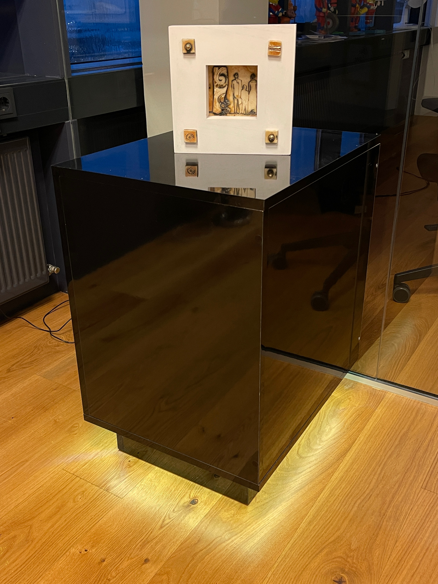 SELT / SOLD Sýningarbox m.ledlýsingu