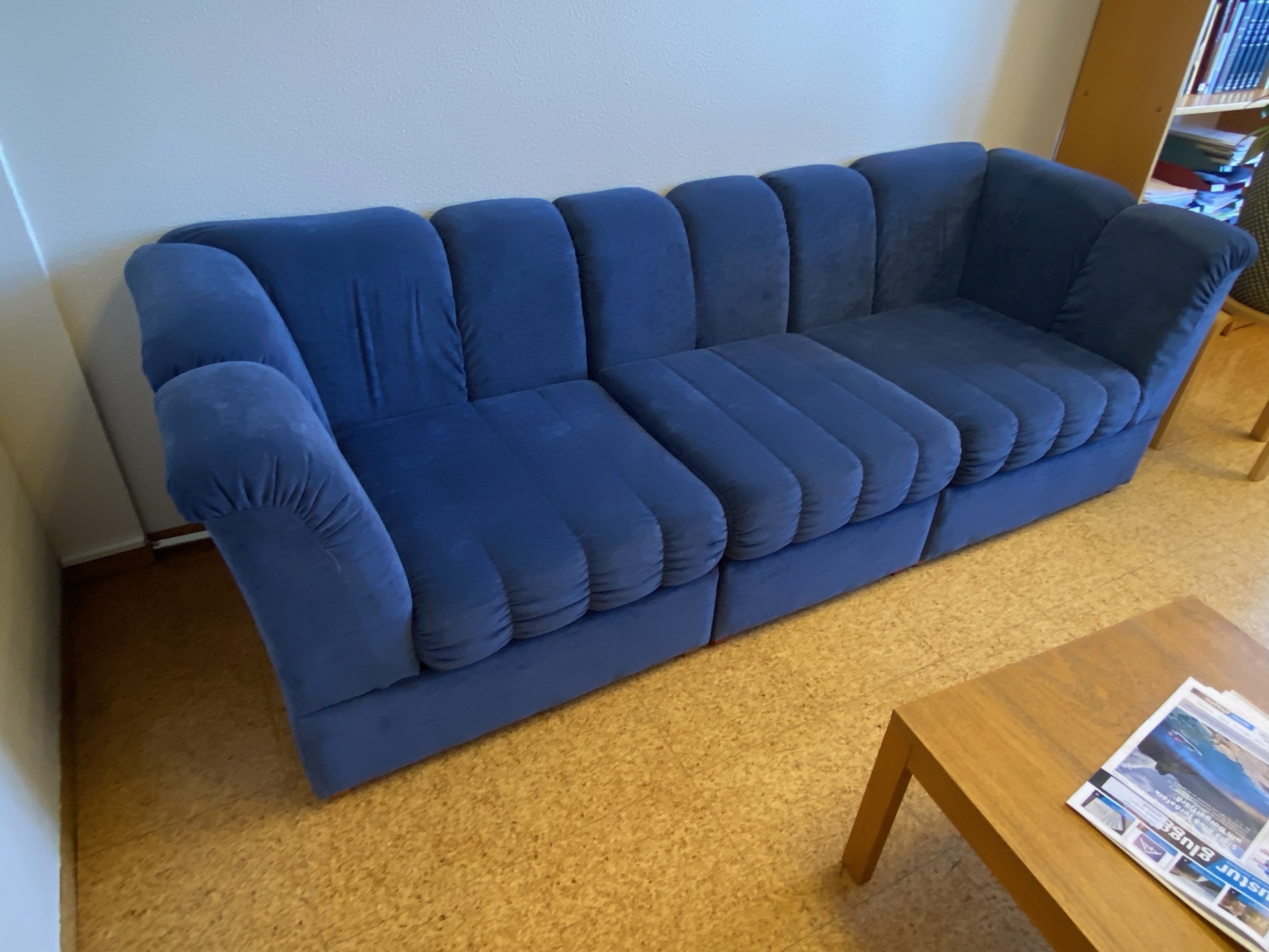 SELT / SOLD Velvet sófi, blár, 3ja sæta - Alþingi 3