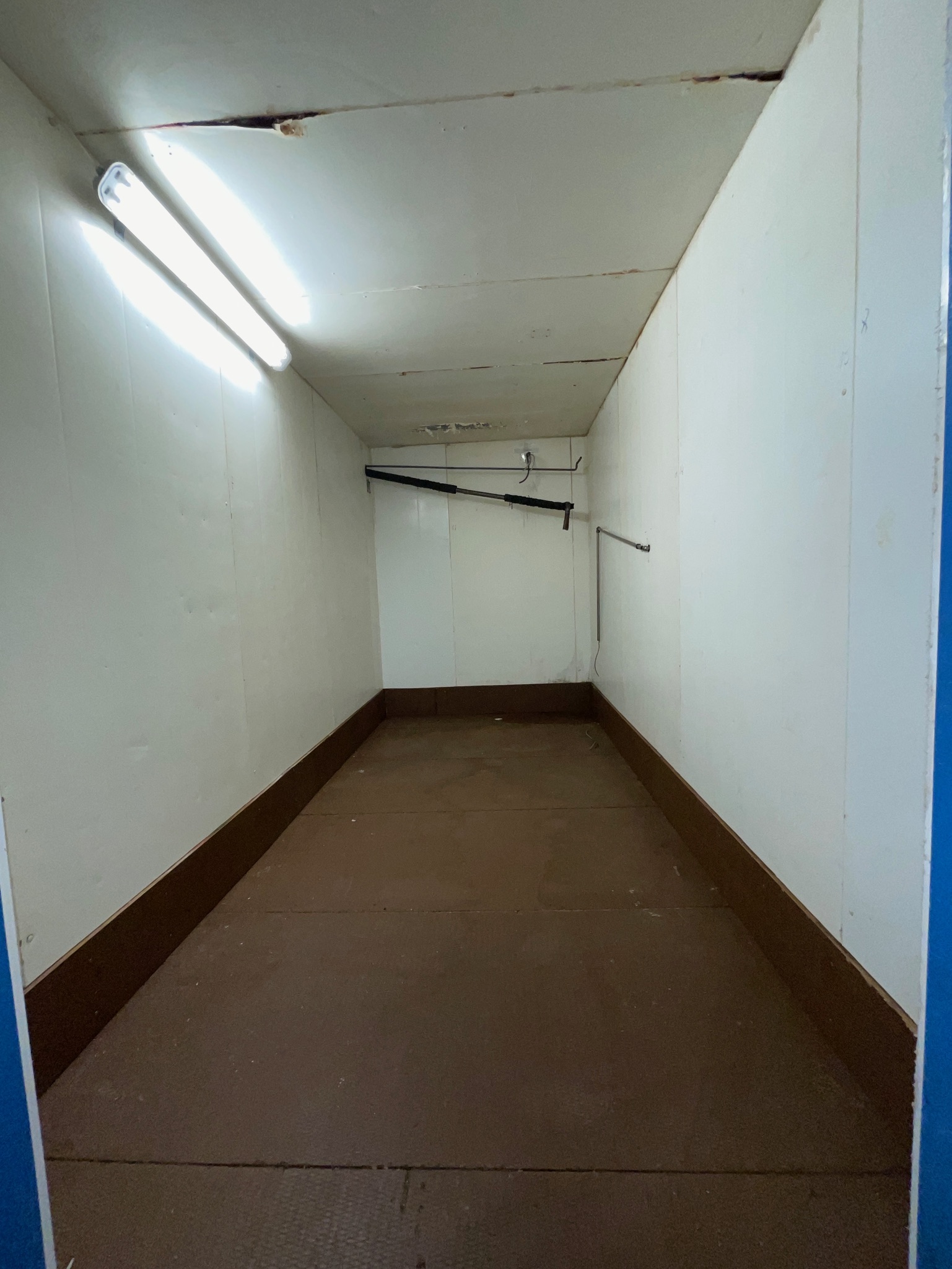 SELT / SOLD - Frystiklefi 11 fm - manngengur - B484x D240x H310 4