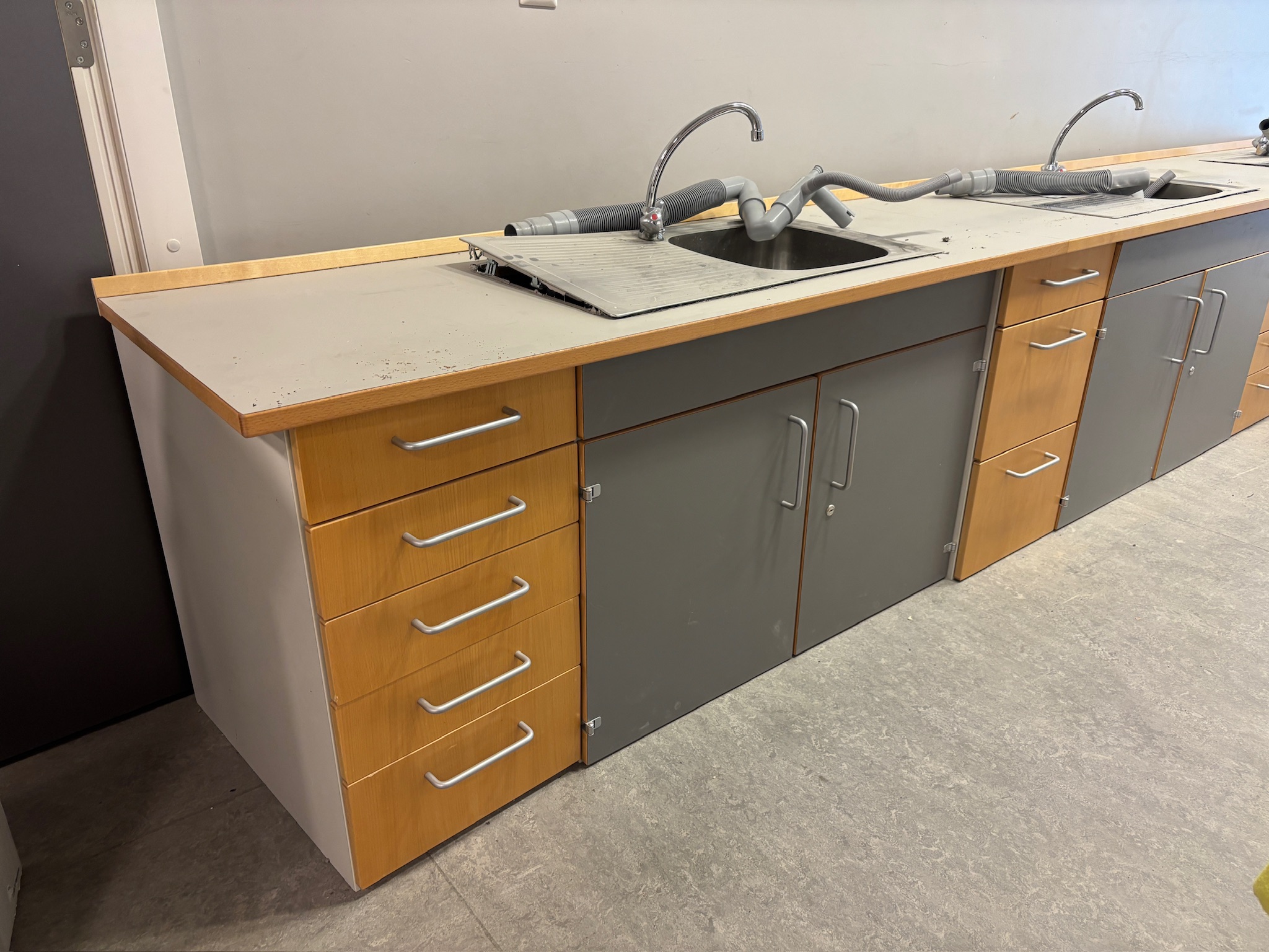 SELT / SOLD Skápainnrétting með vöskum, B470xD62sm. 3